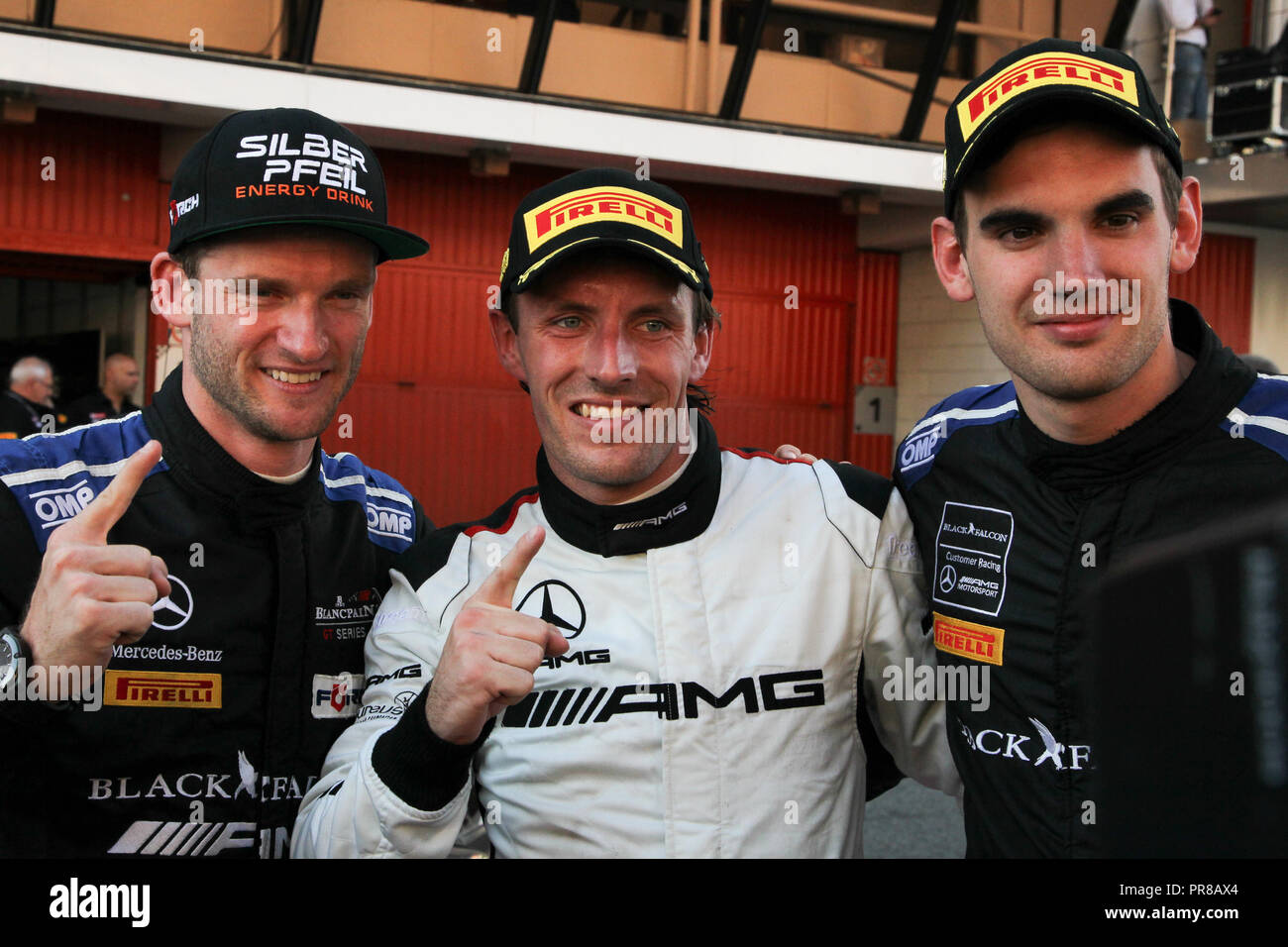 Barcelone, Espagne. Sep 30, 2018. L'équipe Mercedes-AMG Mercedes-AMG BLACK FALCON GT3 pilotes (L-R) Maro Engel, Yelmer Buurman & Luca Stolz célébrer la victoire de la course de championnat et gagner au cours des rondes 10 - Blancpain Endurance Series GT Cup au circuit de Barcelona-Catalunya, Barcelone, Espagne, le 30 septembre 2018. Photo par Jurek Biegus. Usage éditorial uniquement, licence requise pour un usage commercial. Credit : UK Sports Photos Ltd/Alamy Live News Banque D'Images