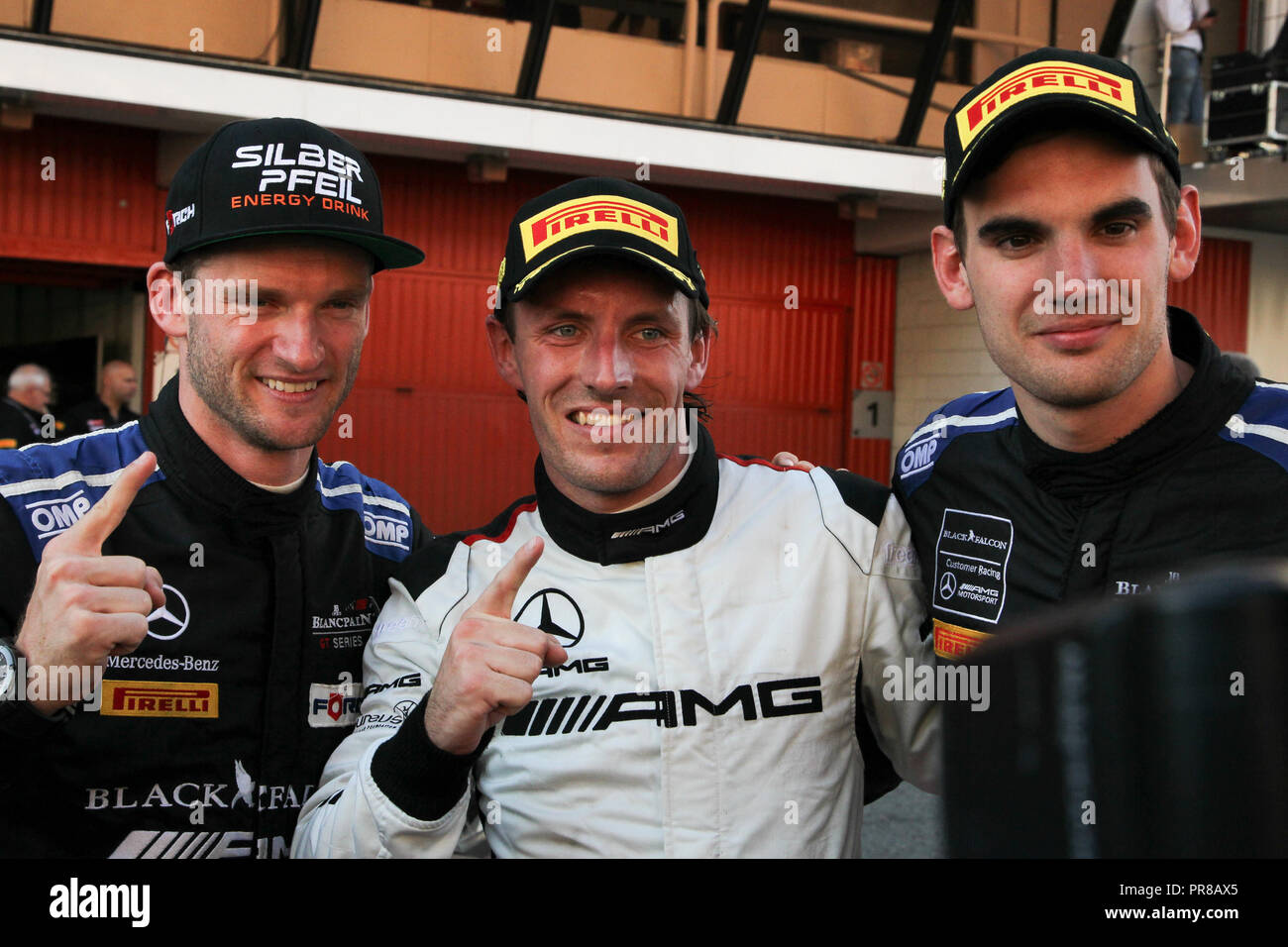 Barcelone, Espagne. Sep 30, 2018. L'équipe Mercedes-AMG Mercedes-AMG BLACK FALCON GT3 pilotes (L-R) Maro Engel, Yelmer Buurman & Luca Stolz célébrer la victoire de la course de championnat et gagner au cours des rondes 10 - Blancpain Endurance Series GT Cup au circuit de Barcelona-Catalunya, Barcelone, Espagne, le 30 septembre 2018. Photo par Jurek Biegus. Usage éditorial uniquement, licence requise pour un usage commercial. Credit : UK Sports Photos Ltd/Alamy Live News Banque D'Images