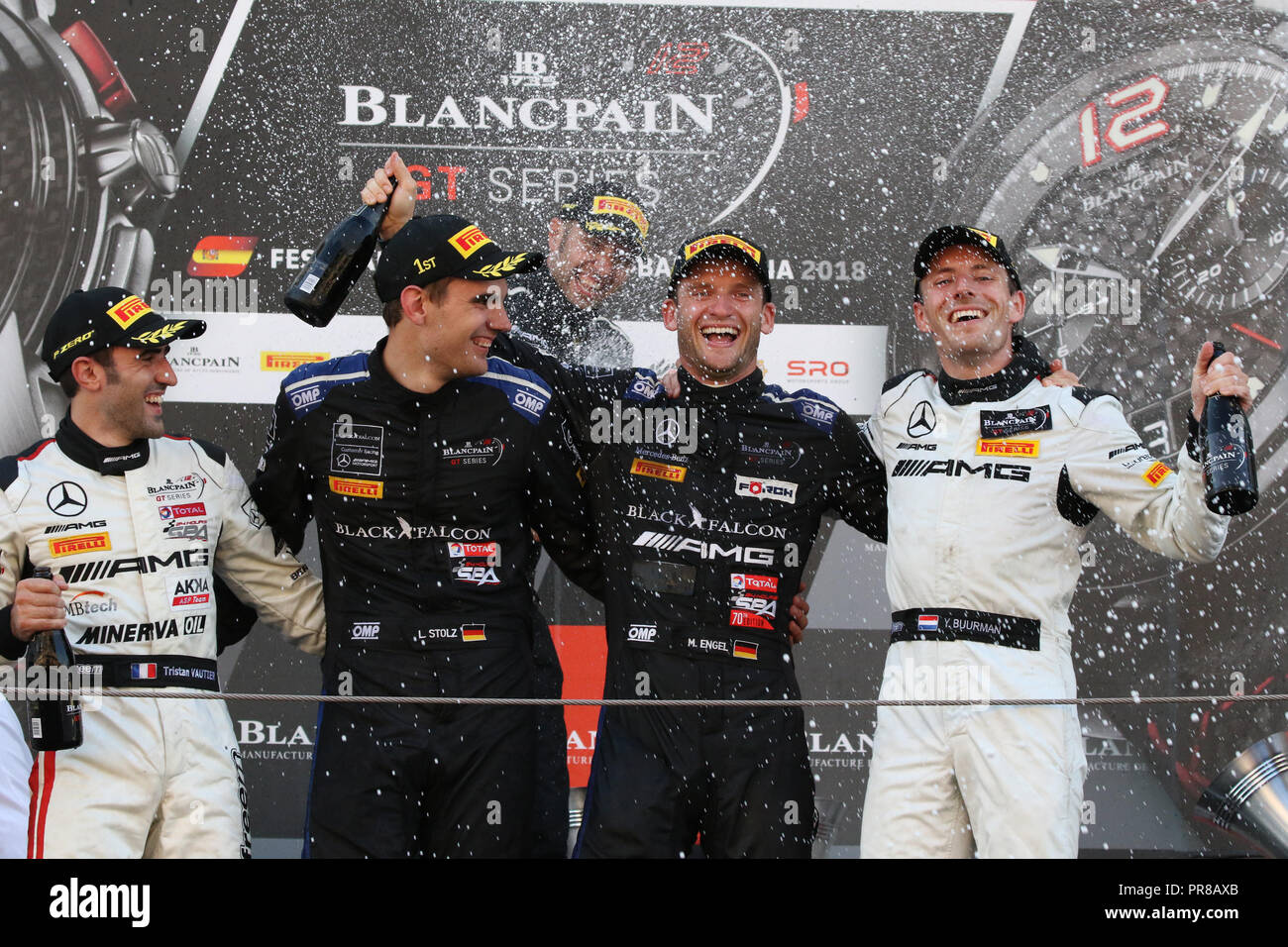 Barcelone, Espagne. Sep 30, 2018. L'équipe Mercedes-AMG Mercedes-AMG BLACK FALCON GT3 pilotes (L-R) Luca Stozl, Maro Engel & Yelmer Buurman célébrer la victoire de la course de championnat et gagner au cours des rondes 10 - Blancpain Endurance Series GT Cup au circuit de Barcelona-Catalunya, Barcelone, Espagne, le 30 septembre 2018. Photo par Jurek Biegus. Usage éditorial uniquement, licence requise pour un usage commercial. Credit : UK Sports Photos Ltd/Alamy Live News Banque D'Images