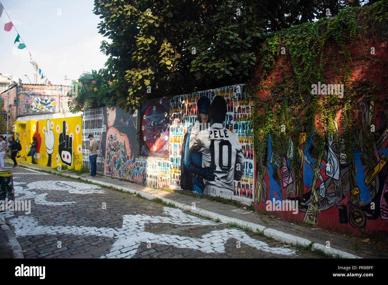 Street art 'Pele' beijoqueiro par artiste Bueno Caos dans une ruelle à Beco do Batman, célèbre quartier bohème Vila Madalena, Sao Paulo, Brésil Banque D'Images