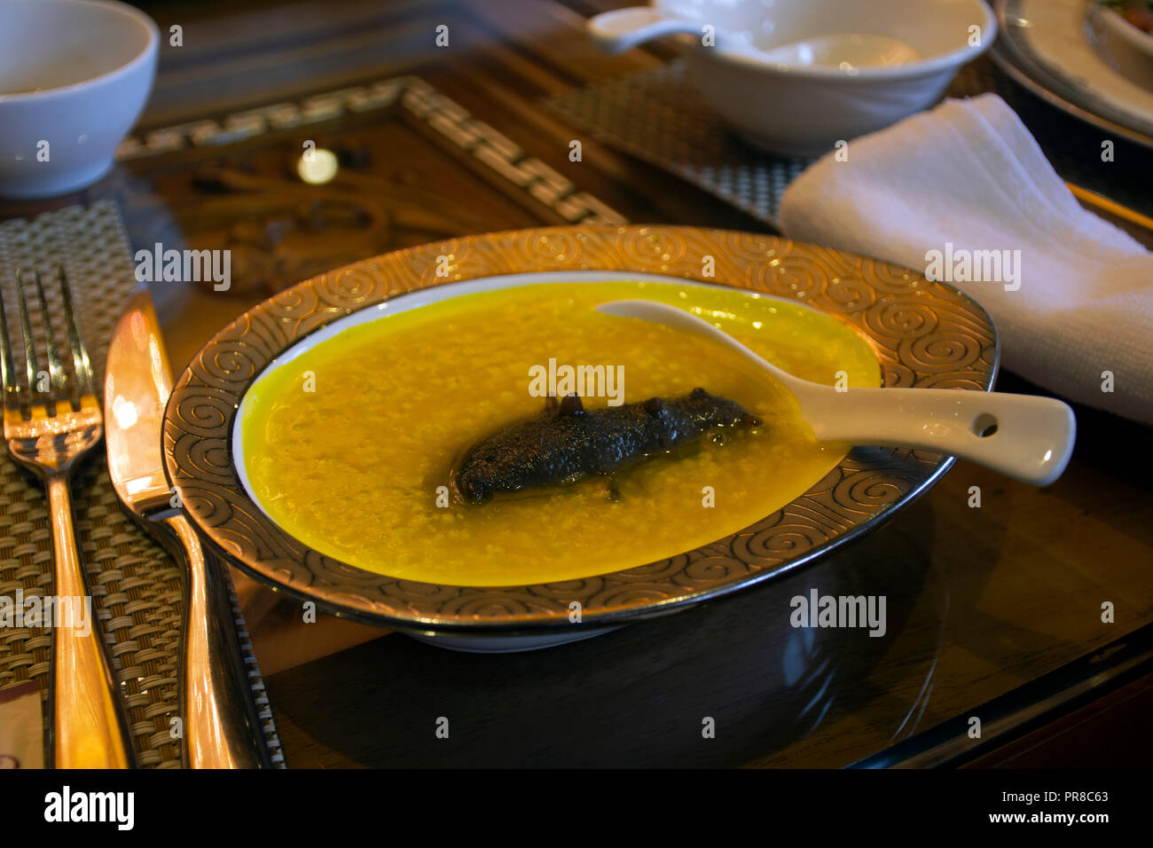Soupe de concombre de mer servi dans un restaurant de fruits de mer, Hainan, Chine Banque D'Images