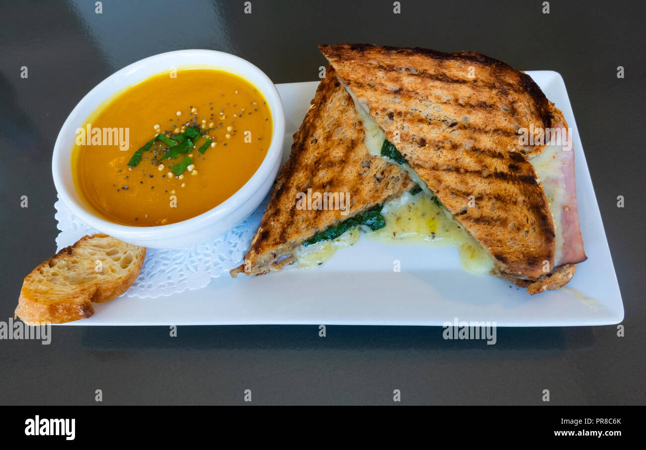 Sandwich au jambon et au fromage grillé avec soupe au potiron Banque D'Images