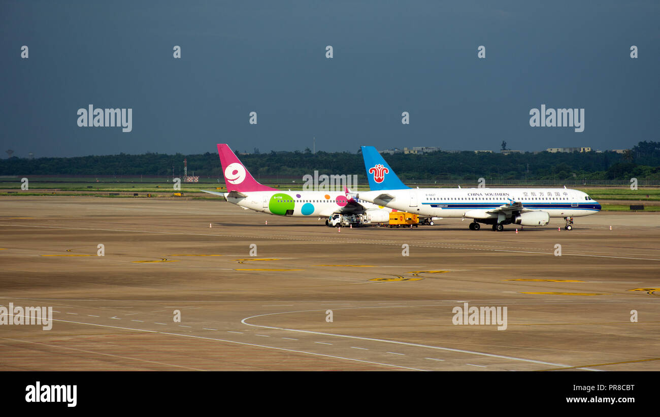 Deux avions dans le tarmac de l'Aéroport International Haikou Meilan, Haikou, Hainan Island, China Banque D'Images
