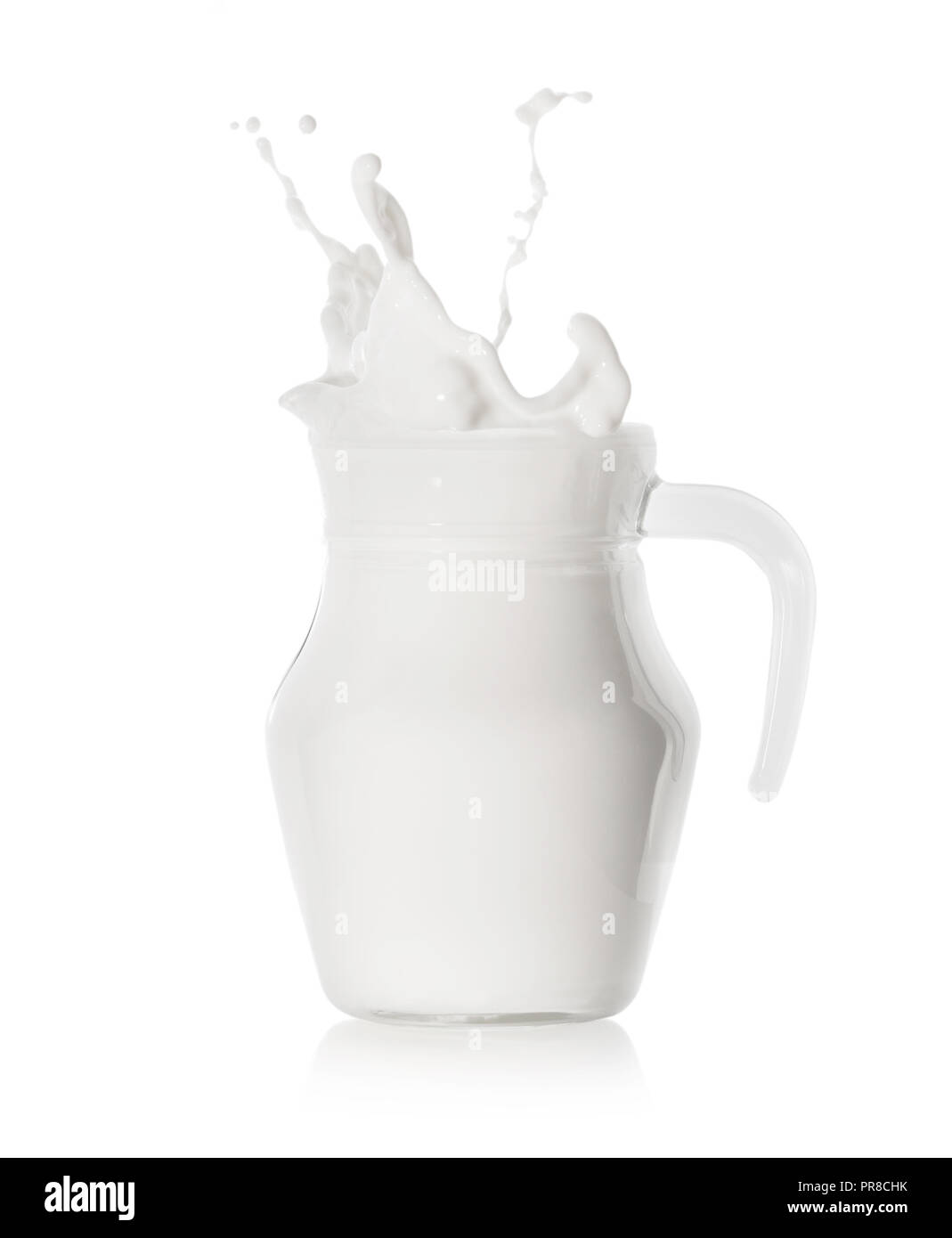 Nuage de lait dans la verseuse en verre moderne isolé sur fond blanc Banque D'Images