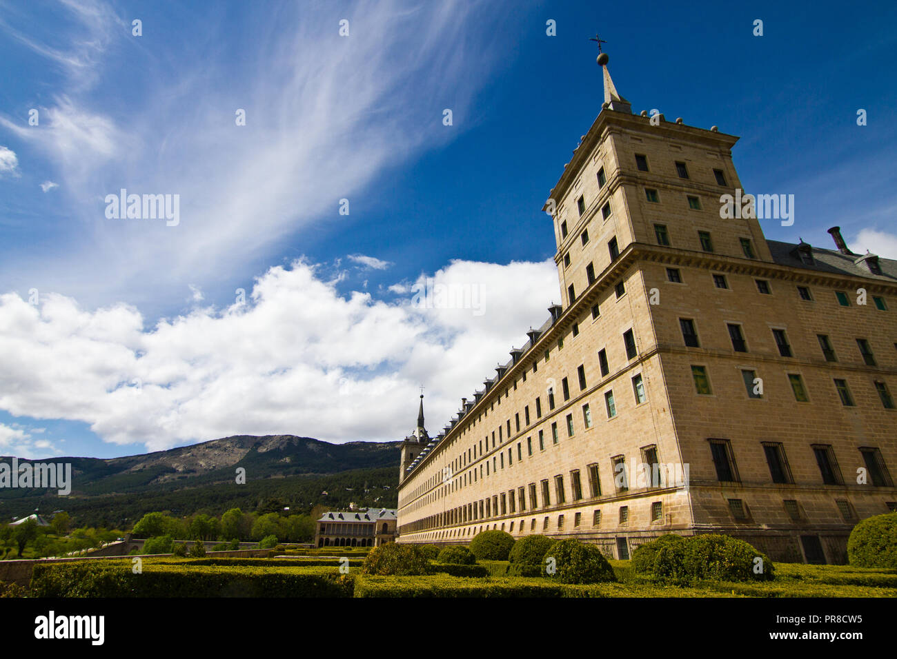 Monastère Royal de San Lorenzo de El Escorial, près de Madrid. Vue sur le bâtiment principal de l'arrière des jardins. Banque D'Images
