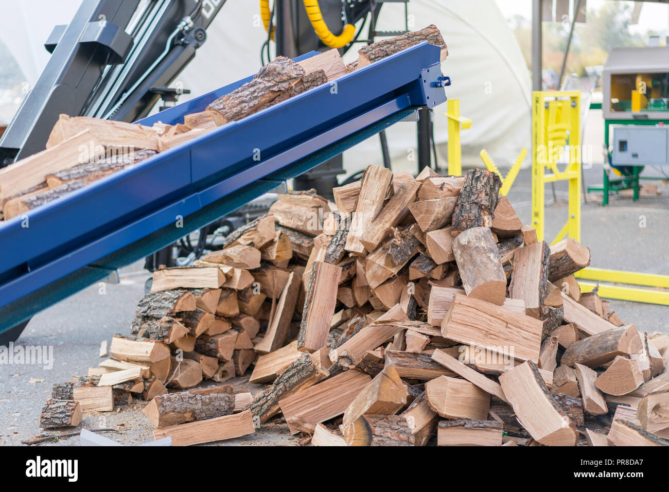Machine pour la coupe de bois de chauffage. bois de chauffage avec une — free download