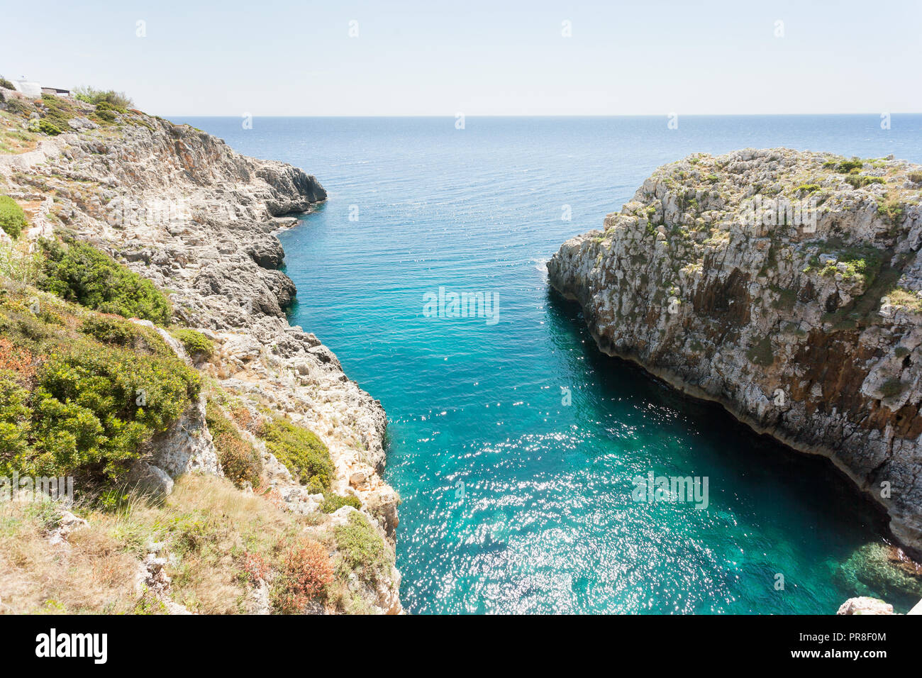 L'Apulie, Leuca, Italie, Grotte de Ciolo - debout à Grotto Ciolo et regardant vers l'horizon Banque D'Images