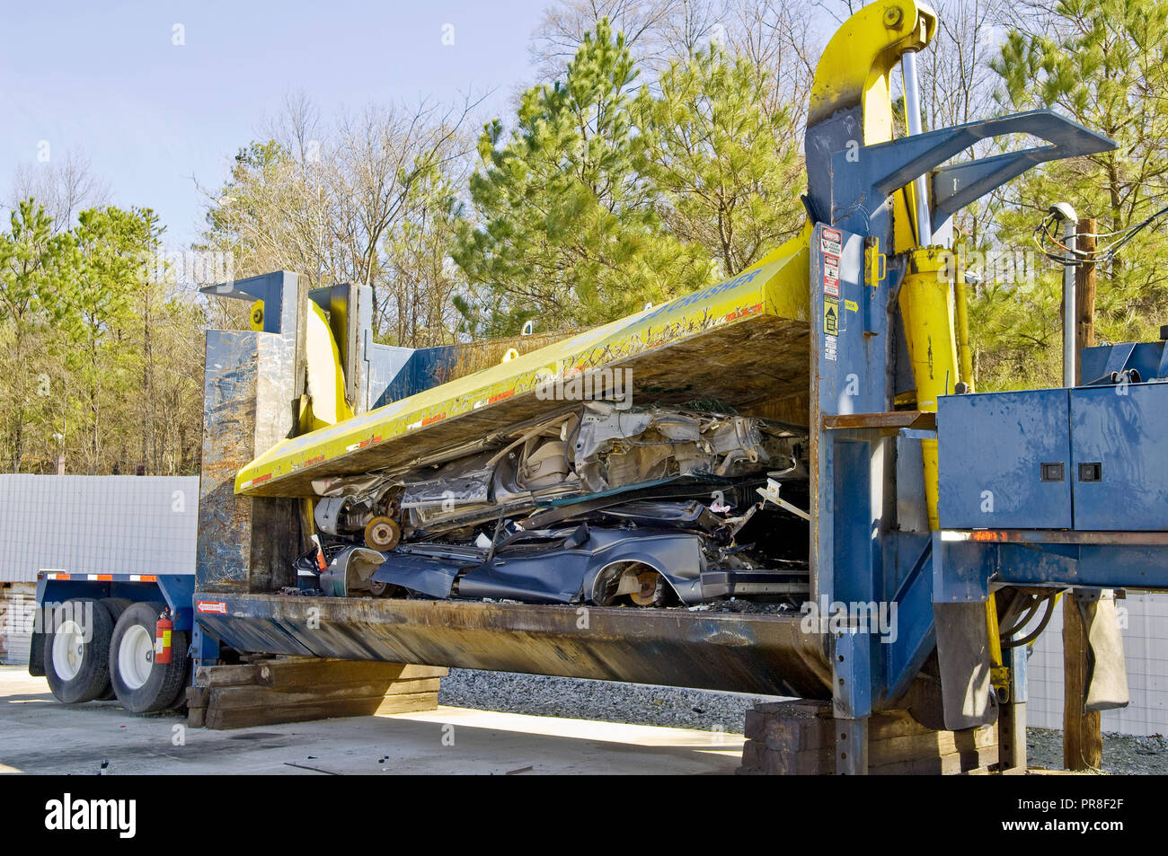 2008 - plusieurs automobiles été fracassé dans un parc à ferrailles compactor Banque D'Images