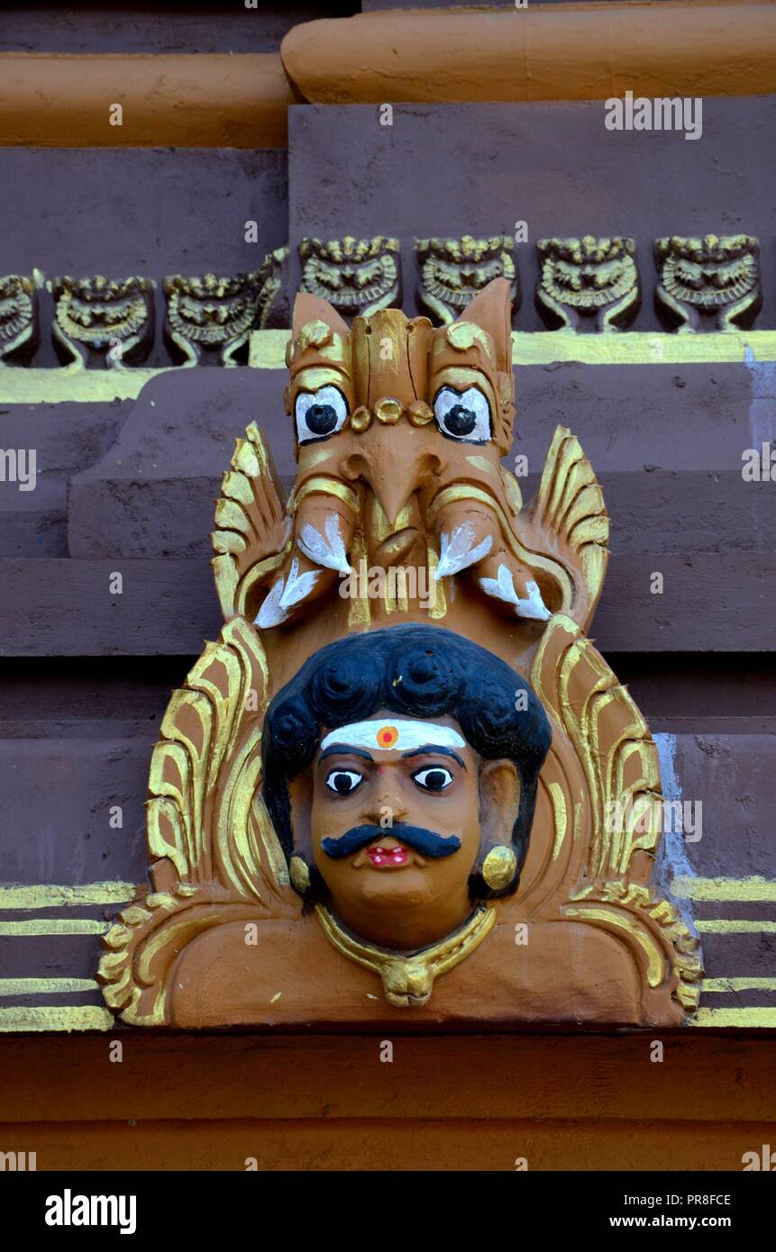 Tête de l'homme sculptures sur bois à la Déité sainte animal mythique féroce créature à Nallur Kandaswamy temple hindou Sri Lanka Jaffna Banque D'Images