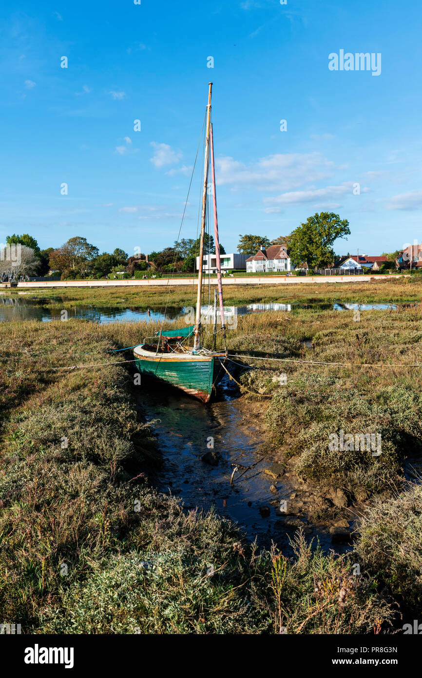 Dingy amarré à saltmarsh, Bosham, UK Banque D'Images