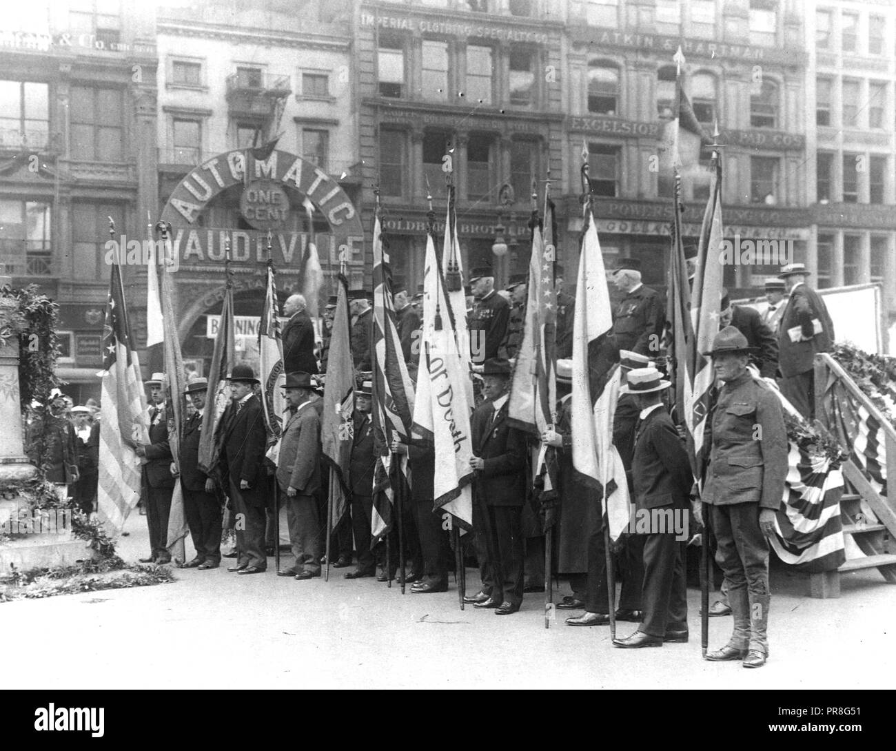 Lafayette 24, 1918 - Célébration de la journée Lafayette La ville de New York. Drapeaux des sociétés patriotiques de la statue de Lafayette l'Union Square, New York. Dans la célébration de la 161e anniversaire de l'gallant français qui se sont battus pour l'Indépendance Américaine Banque D'Images