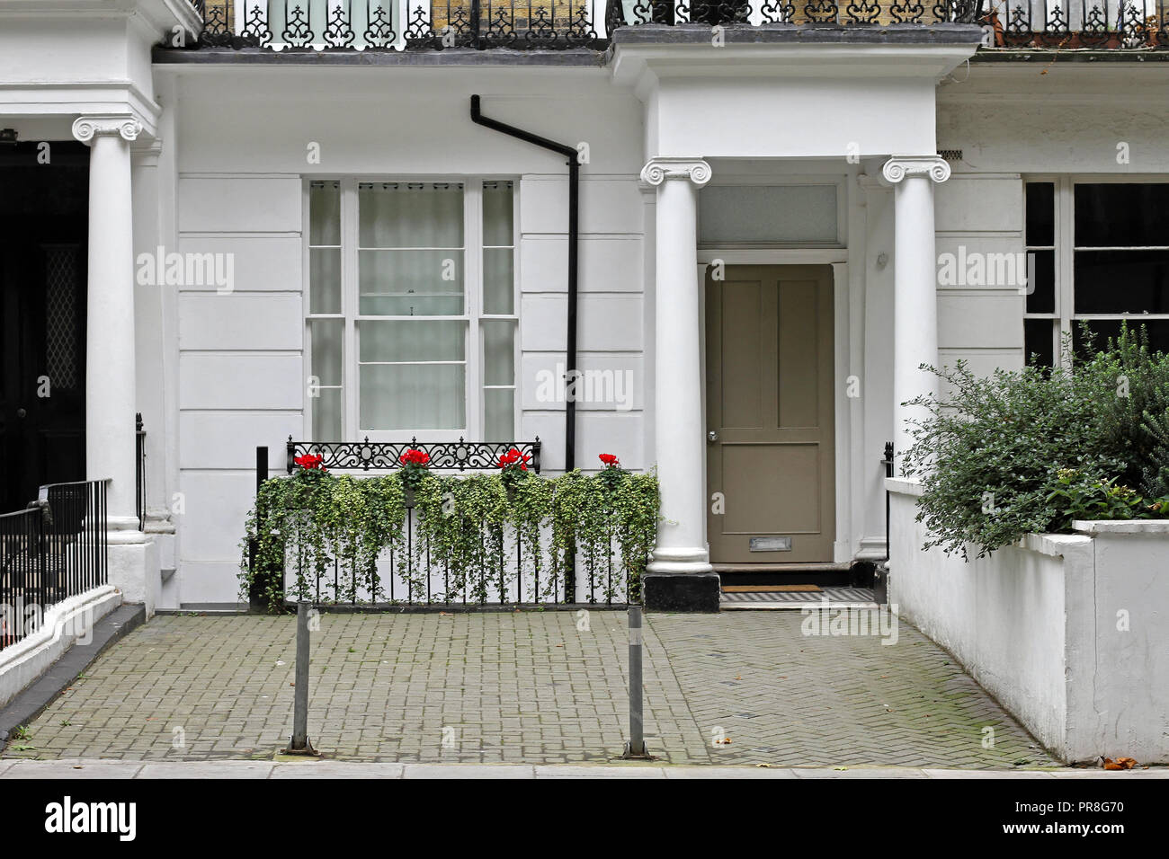 Porte d'entrée dans l'architecture de style victorien à house de Londres Banque D'Images