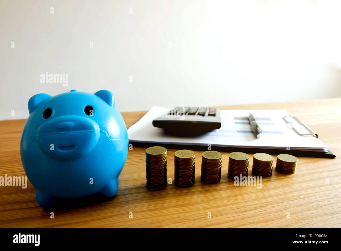 Le bleu tirelire avec les entreprises, d'économiser de l'argent .finances concept . Banque D'Images