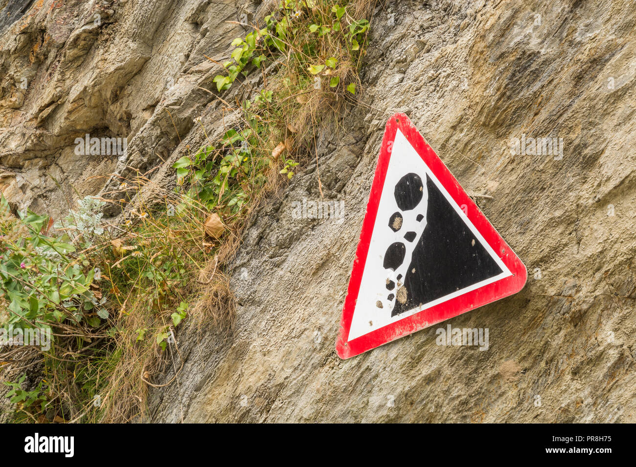 Scène côtière autour de Newquay, Cornwall. Attention au panneau d'avertissement de chute de rochers sur les falaises de Newquay. Banque D'Images