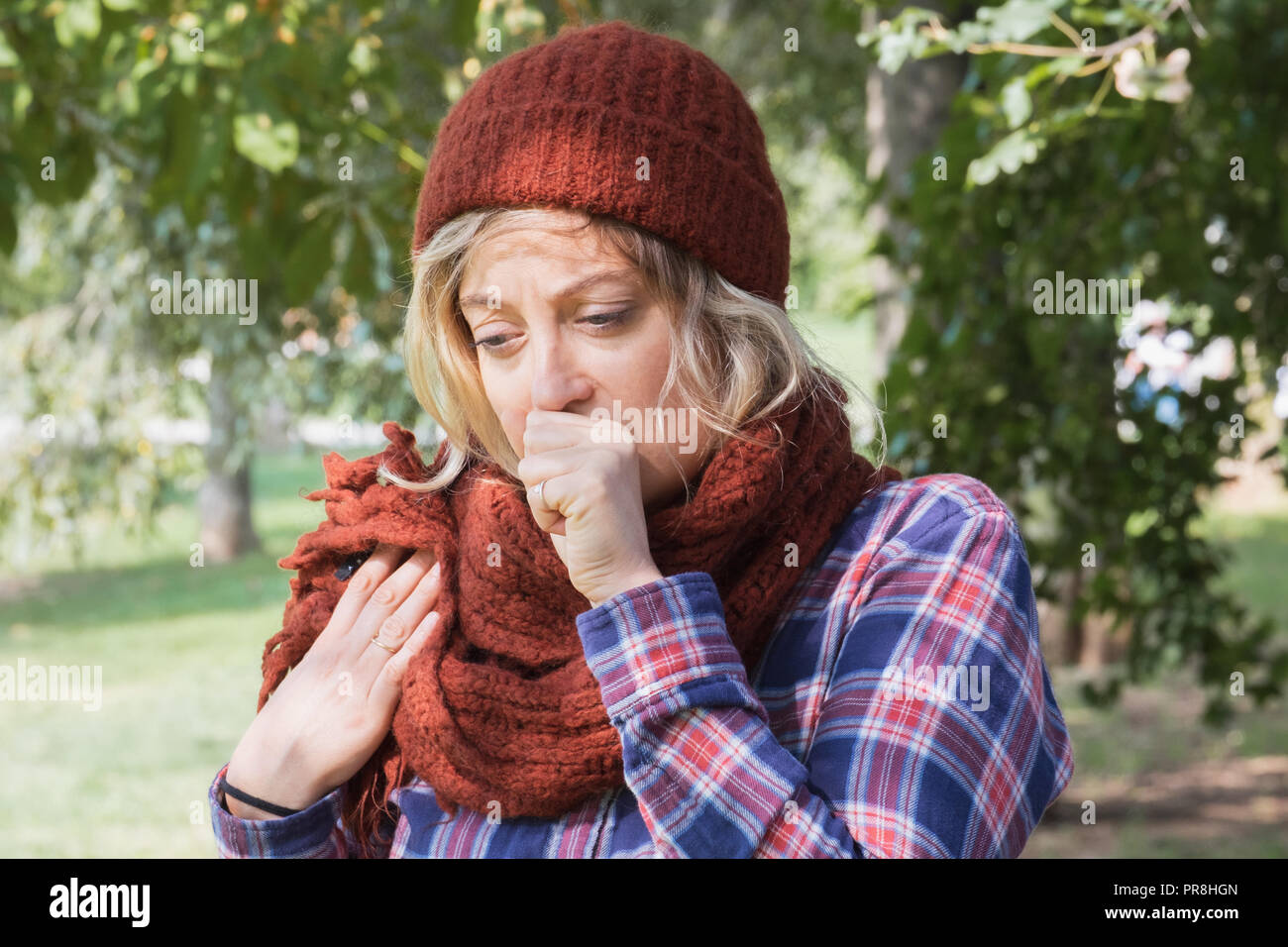 Jeune femme portant une écharpe et bonnet de Photo Stock - Alamy