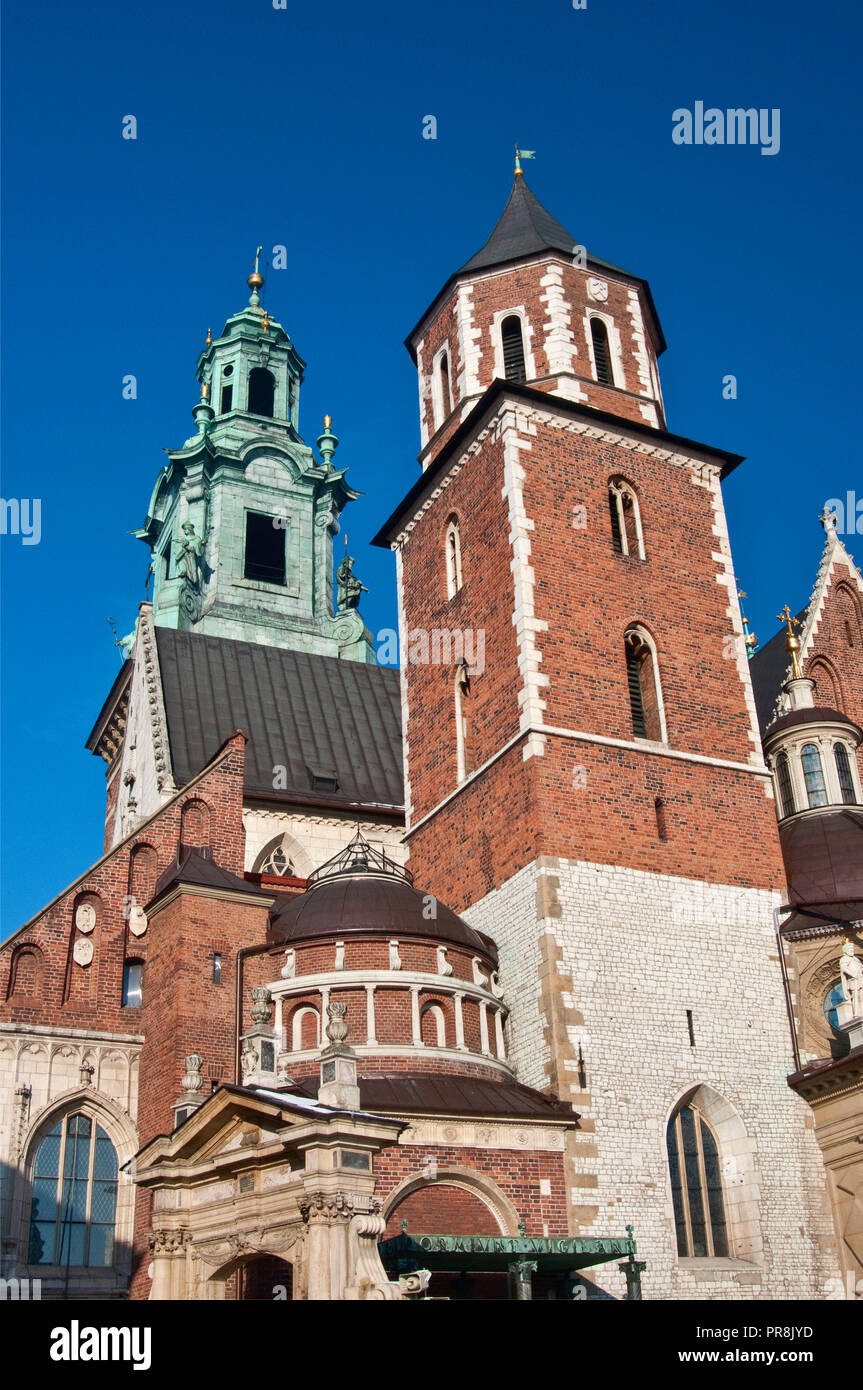 La cathédrale du Wawel, avec la tour Vicaire aka Silver Bells Tower en face, la Tour de l'horloge derrière, Cracovie, Pologne Banque D'Images