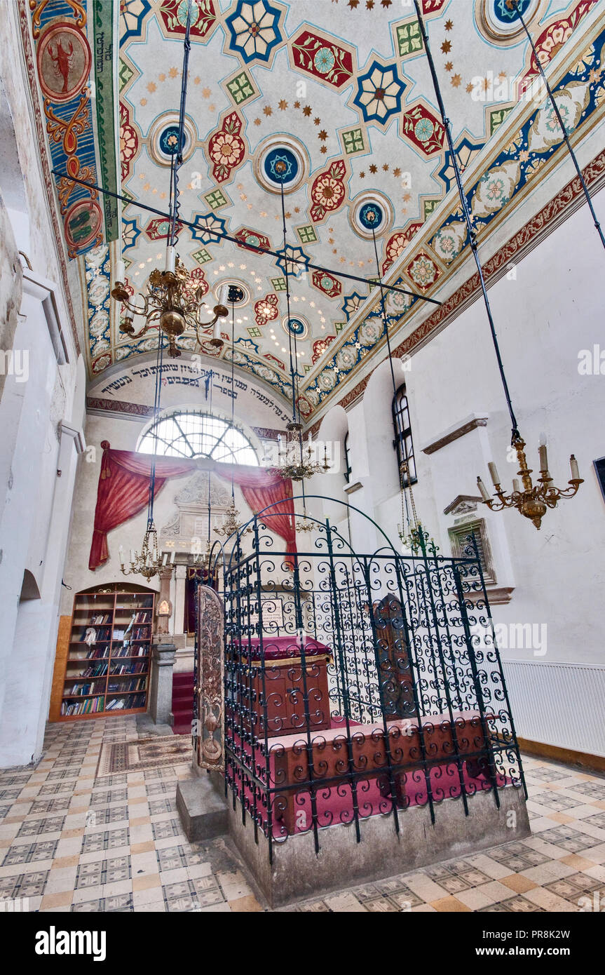 Bimah avec boîtier en fer forgé à Synagogue Remu, le quartier juif de Kazimierz, à Cracovie, Pologne Banque D'Images