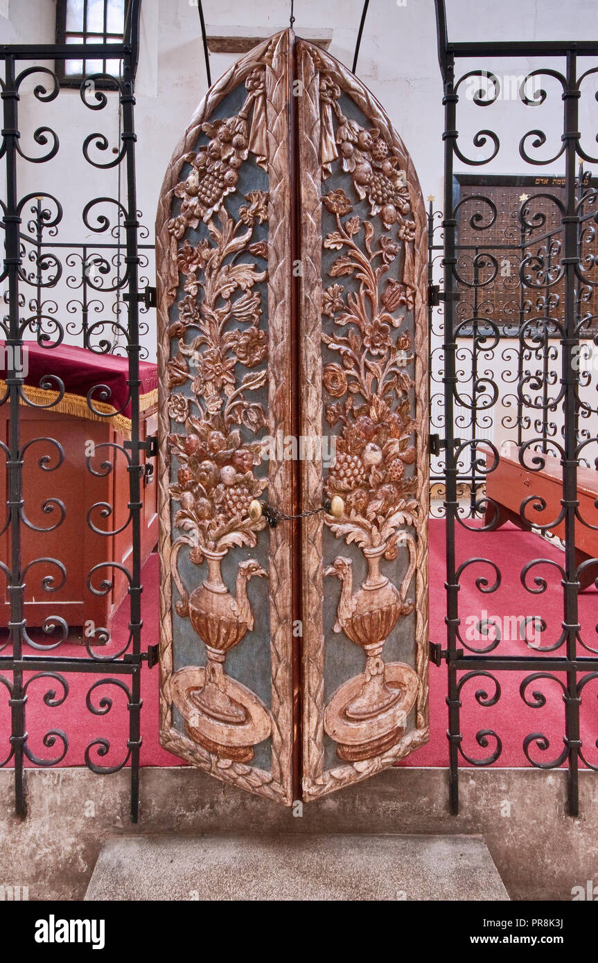 La bimah porte à la Synagogue Remu, le quartier juif de Kazimierz, à Cracovie, Pologne Banque D'Images