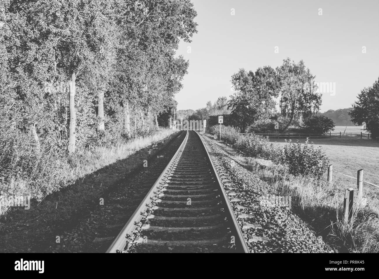 Image en noir et blanc de la voie de chemin de fer en milieu rural Emplacement : Allemagne, Rhénanie du Nord-Westphalie Banque D'Images