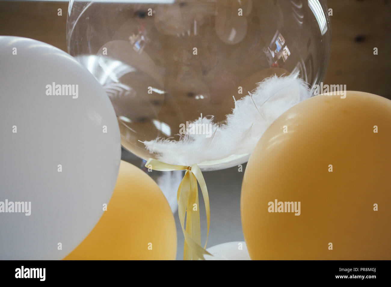 Ballons de fête, Close up avec plumes d'autruche blanches. Banque D'Images