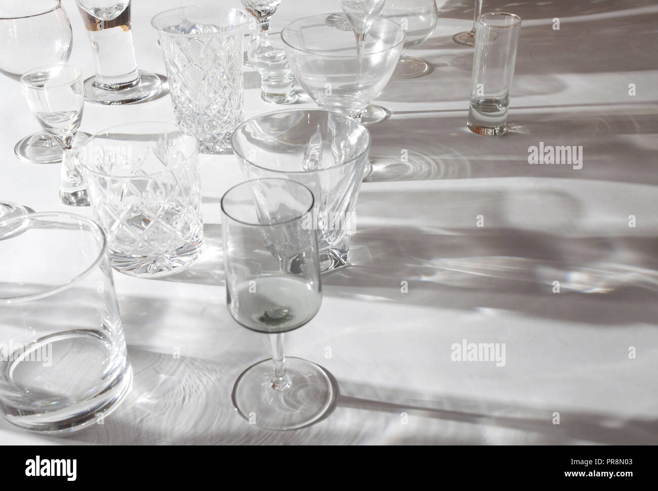 Une variété de verres à boire sur la table Banque D'Images