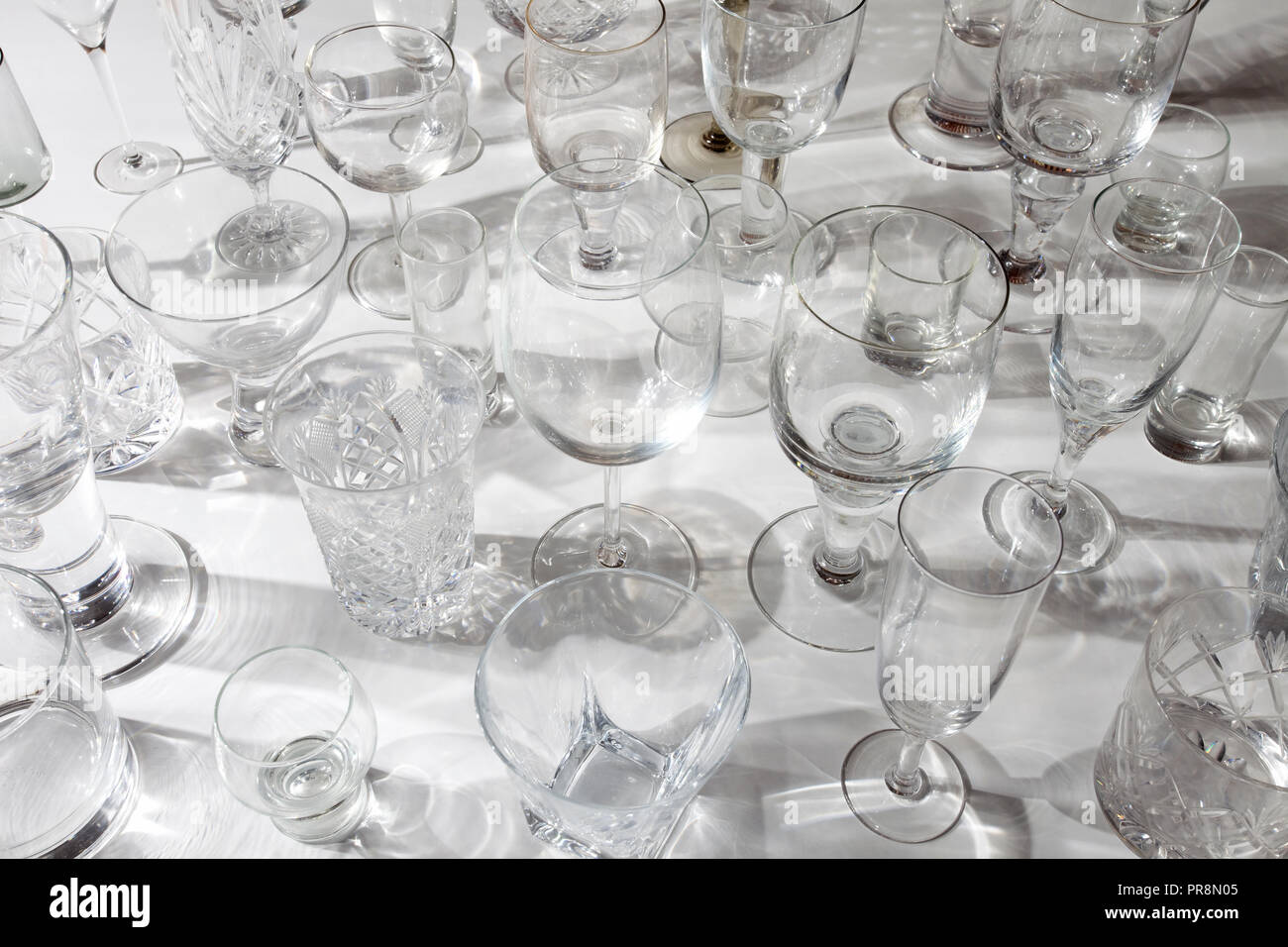 Variété de verres vides Banque D'Images