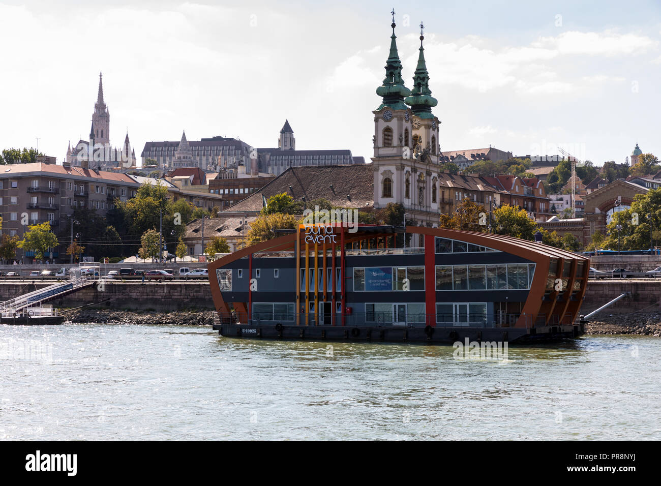 L'événement Duna bateau sur la rive Buda du Danube à Budapest, avec St Anne's Church ou lycée Église Szent Anna derrière elle et Matthias Ch Banque D'Images