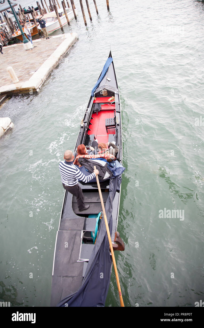 Les touristes profitant d'une promenade en gondole sur les canaux de Venise, Italie haut Vue de passage Banque D'Images