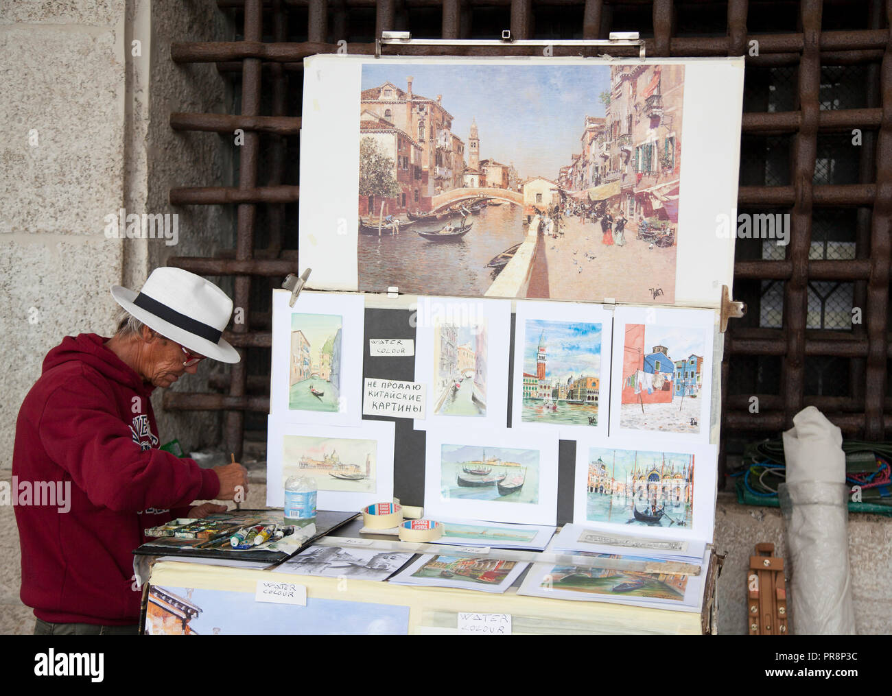 Artiste de rue, la vente de ses peintures de couleur de l'eau à Venise, Italie Banque D'Images