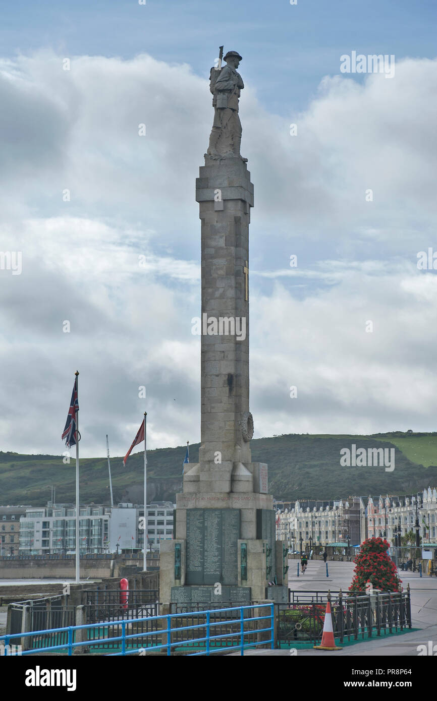 Un jour nuageux, le Manxman, soldat statue au sommet de la colonne de granit sur le monument commémoratif de guerre Harris Promenade, Douglas, île de Man Banque D'Images