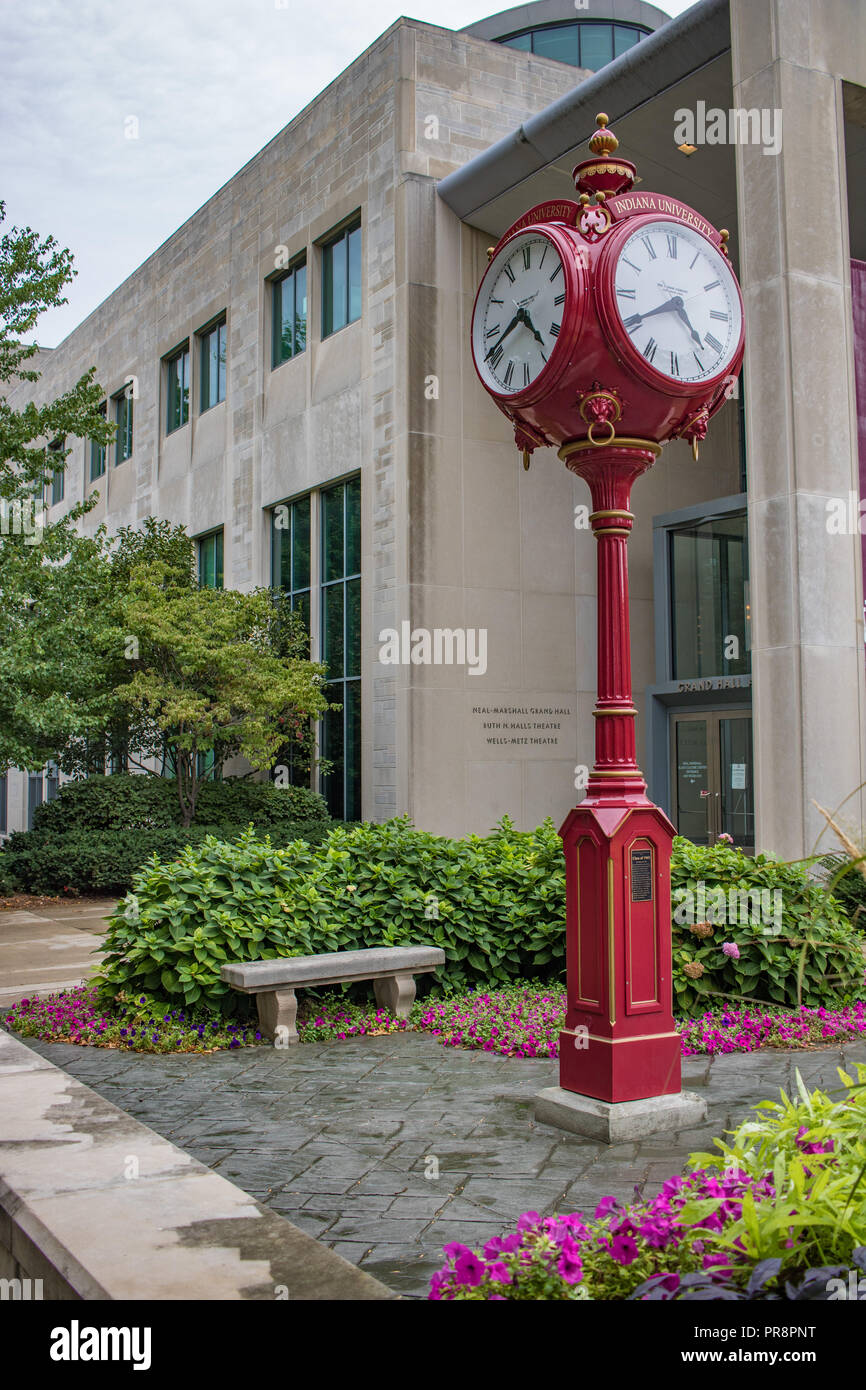 22 septembre 2018, Bloomington, Indiana : l'une des horloges rouge emblématique sur le campus de l'Université d'Indiana en face de l'Neal-Marchall Grand Hall, R Banque D'Images