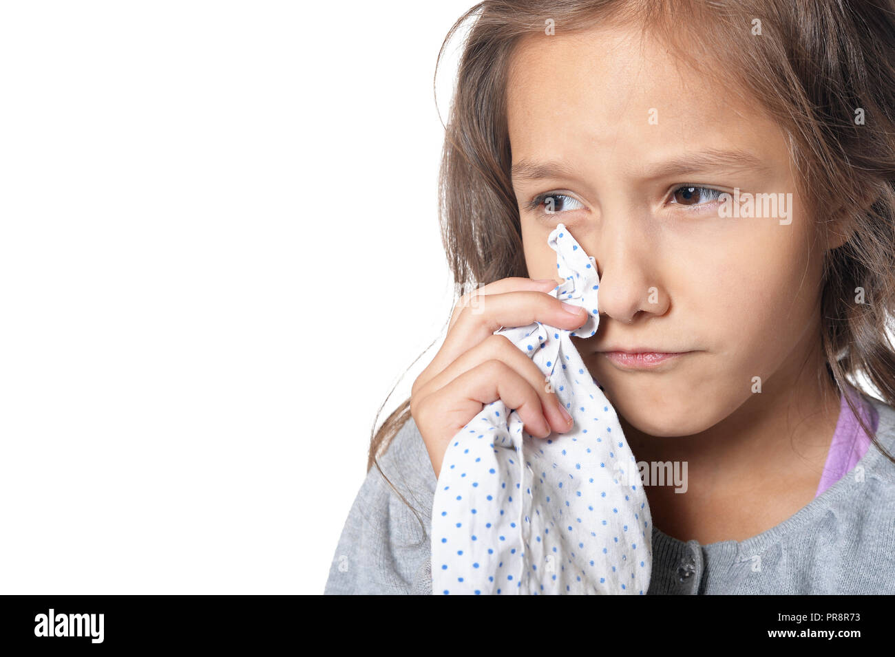Portrait de petite fille triste à pleurer sur fond blanc Banque D'Images