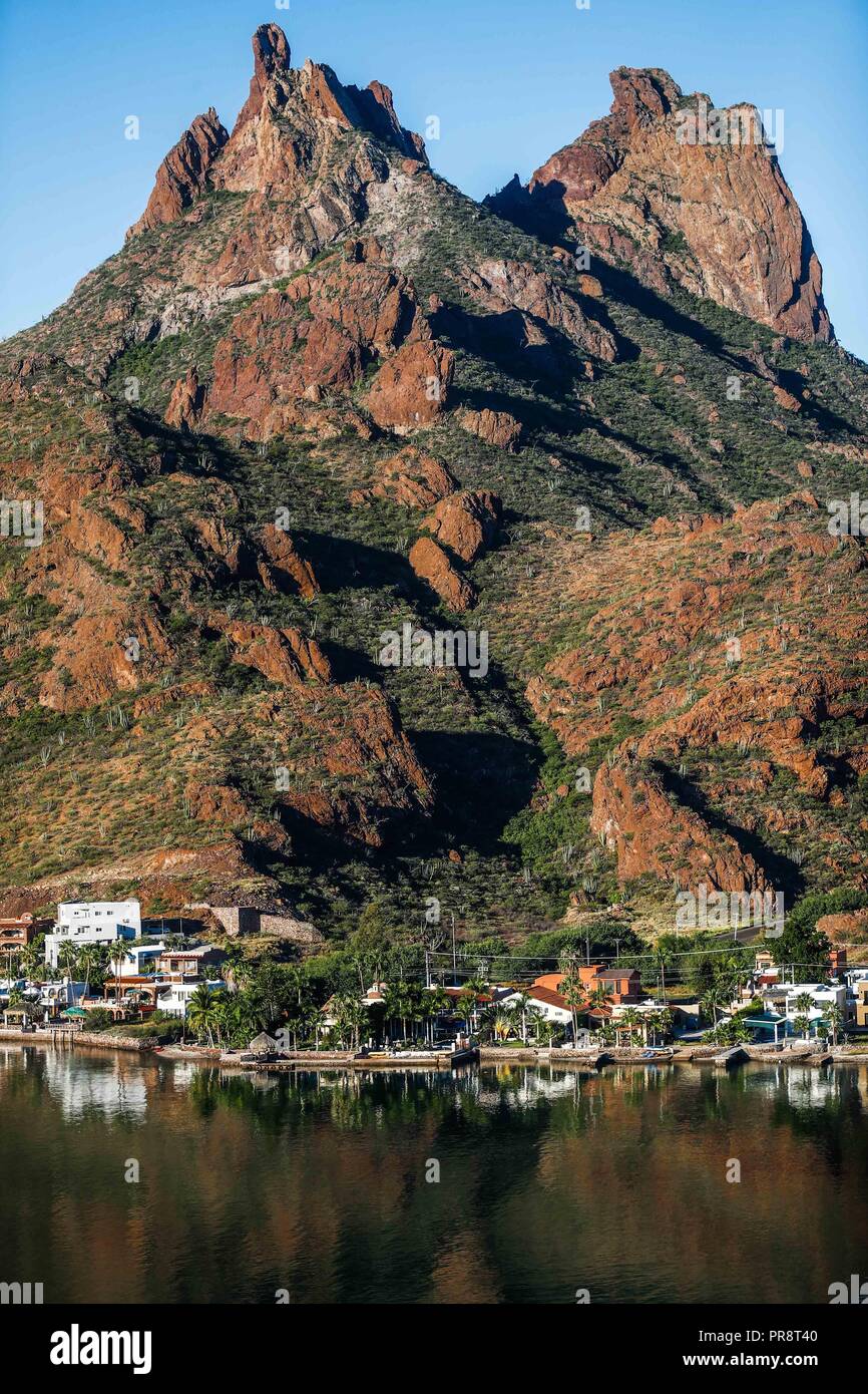Bahia et Tetakahui hill à bahia suivant pour le désert dans la région de San Carlos, Sonora, Mexique. Golfe de Californie. Mer de Cortés. Mar Bermejo, est situé entre Banque D'Images