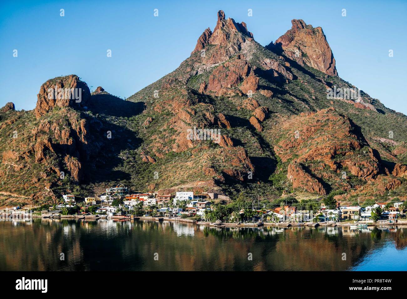 Bahia et Tetakahui hill à bahia suivant pour le désert dans la région de San Carlos, Sonora, Mexique. Golfe de Californie. Mer de Cortés. Mar Bermejo, est situé entre Banque D'Images