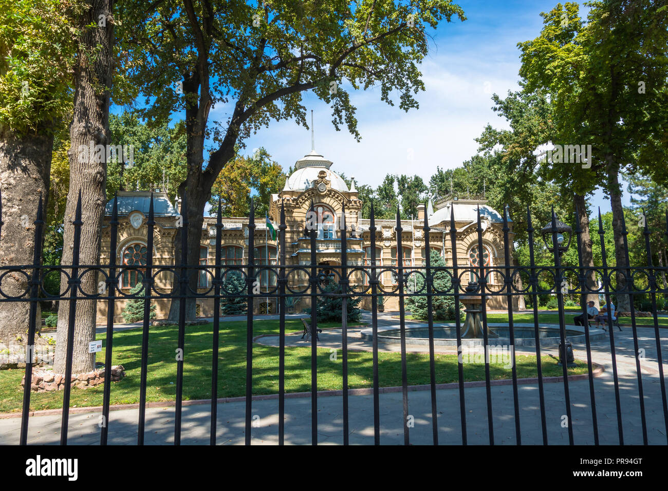 Le Prince Nicolas Romanov Palace derrière une haute clôture métallique à Tachkent, Ouzbékistan. Banque D'Images