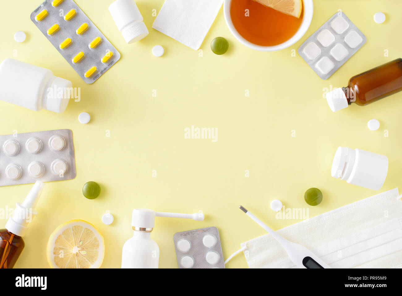 Le traitement du rhume et de la grippe. Comprimés, spray gorge, masque médical, thermomètre, recette simple sur fond jaune. La thérapie de soins de santé. Télévision lay, top vie Banque D'Images