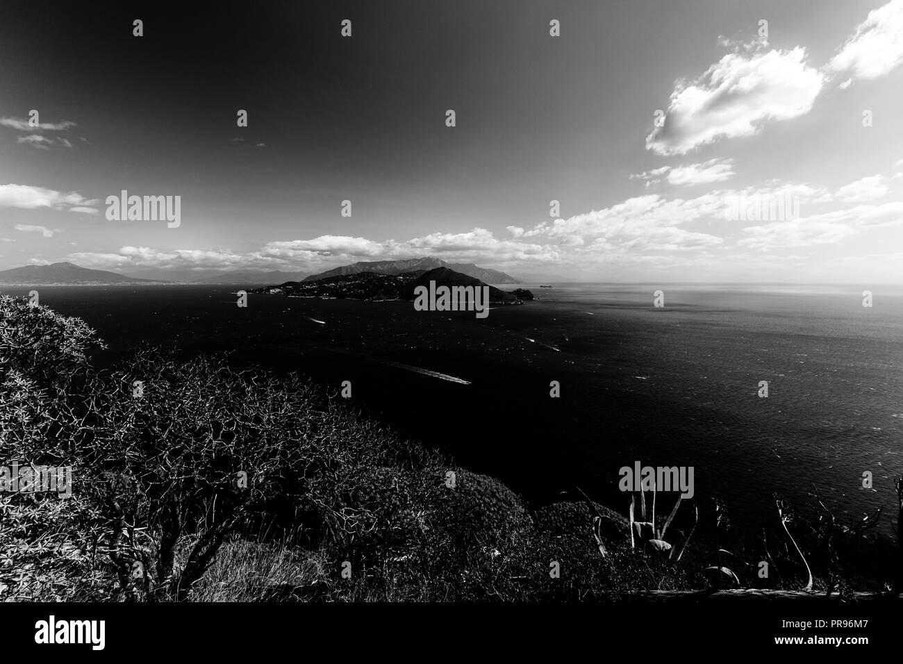 Belle vue aérienne du golfe de Naples à partir de l'île de Capri, avec des sentiers en bateau sur l'eau Banque D'Images