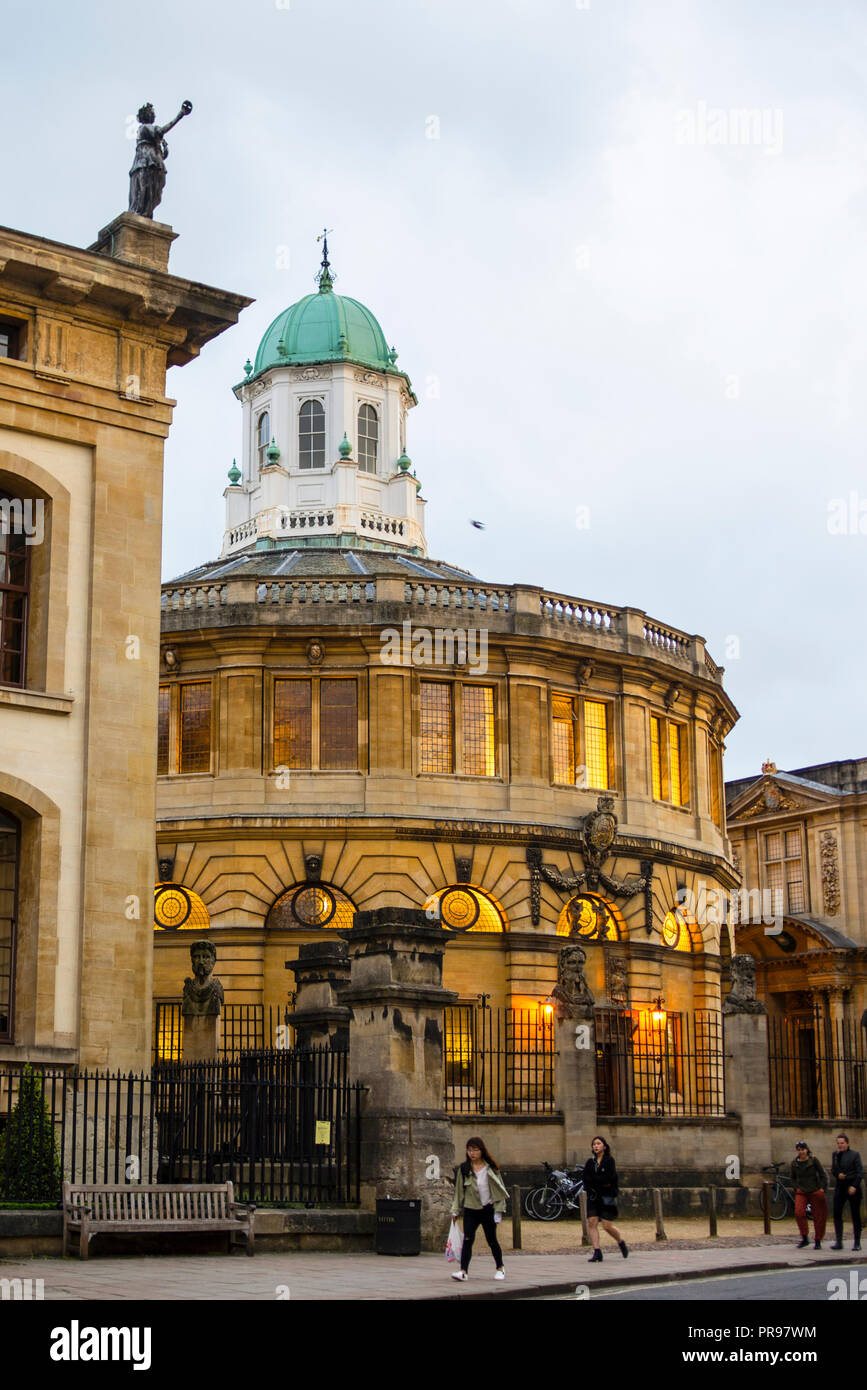 Le Sheldonian Theater est le premier bâtiment classique d'Oxford par Christopher Wren, à côté du bâtiment néo-classique Clarendon. Banque D'Images