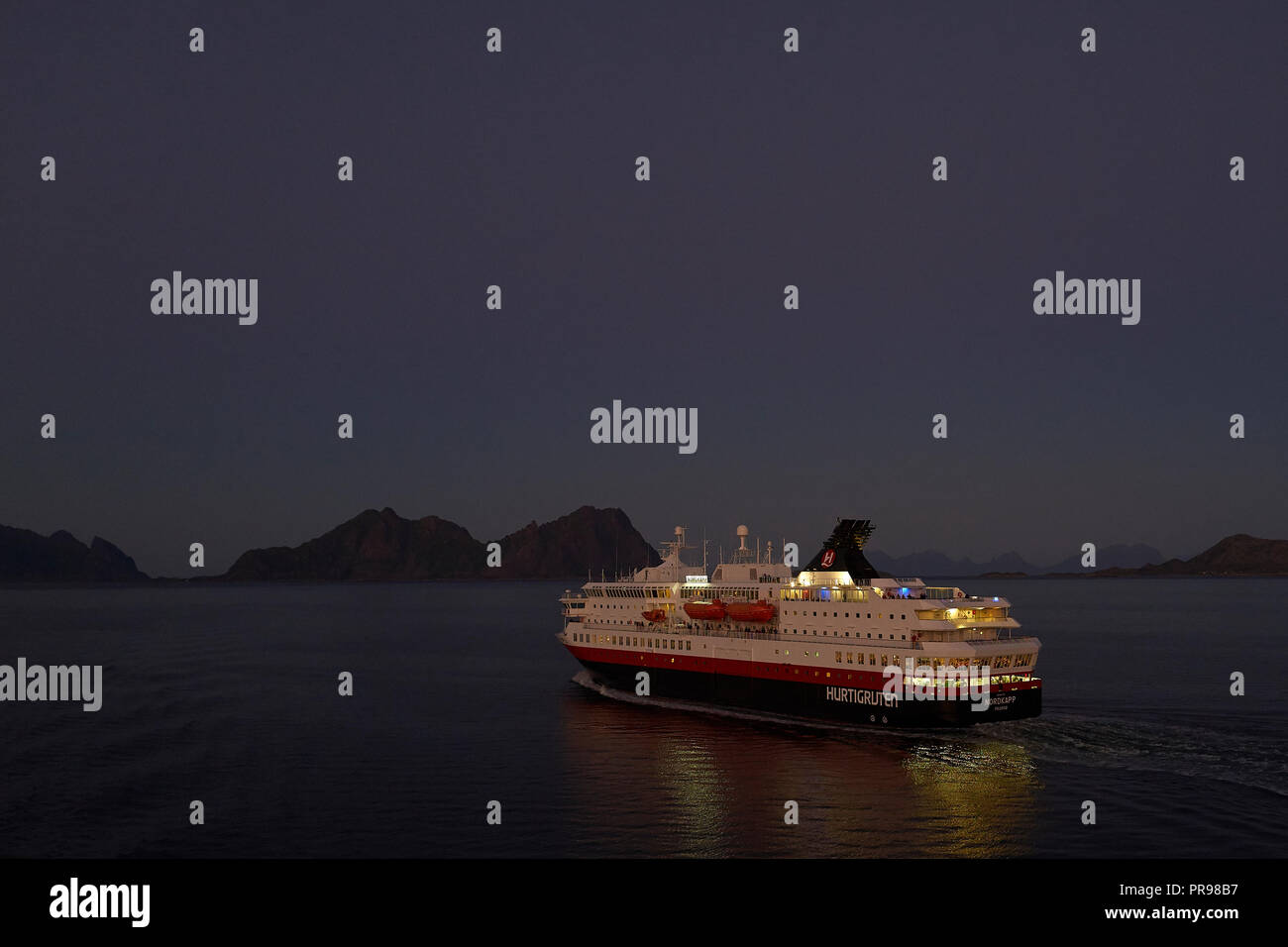 Le navire norvégien Hurtigruten, MS Nordkapp, naviguant vers le nord vers Svolvær dans le Vestfjord (Vestfjorden), les îles Lofoten devant vous. Norvège. Banque D'Images