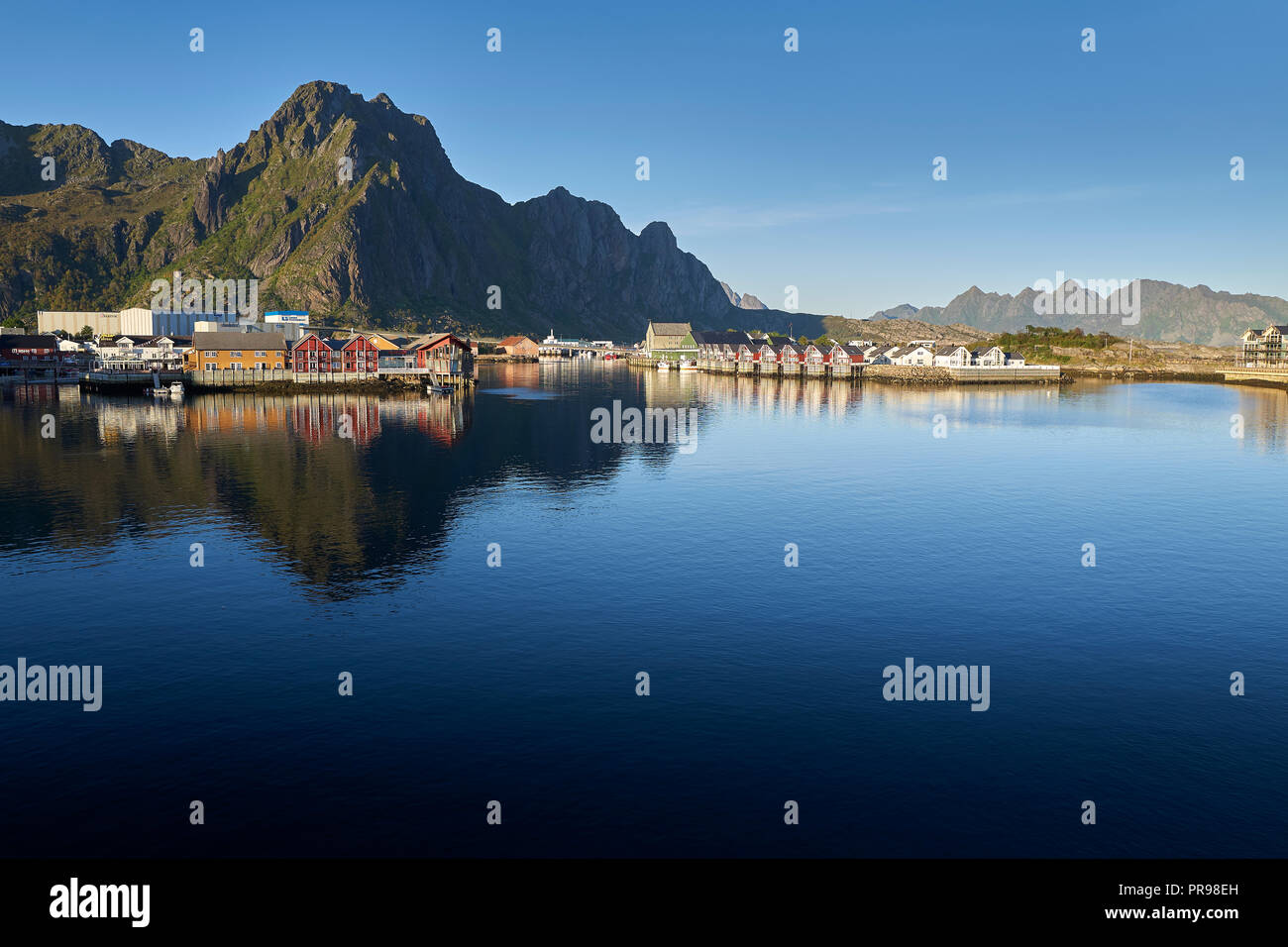 Le pittoresque port de Svolvær et Svolvaergeita, îles Lofoten, Norvège, comté de Nordland. Banque D'Images