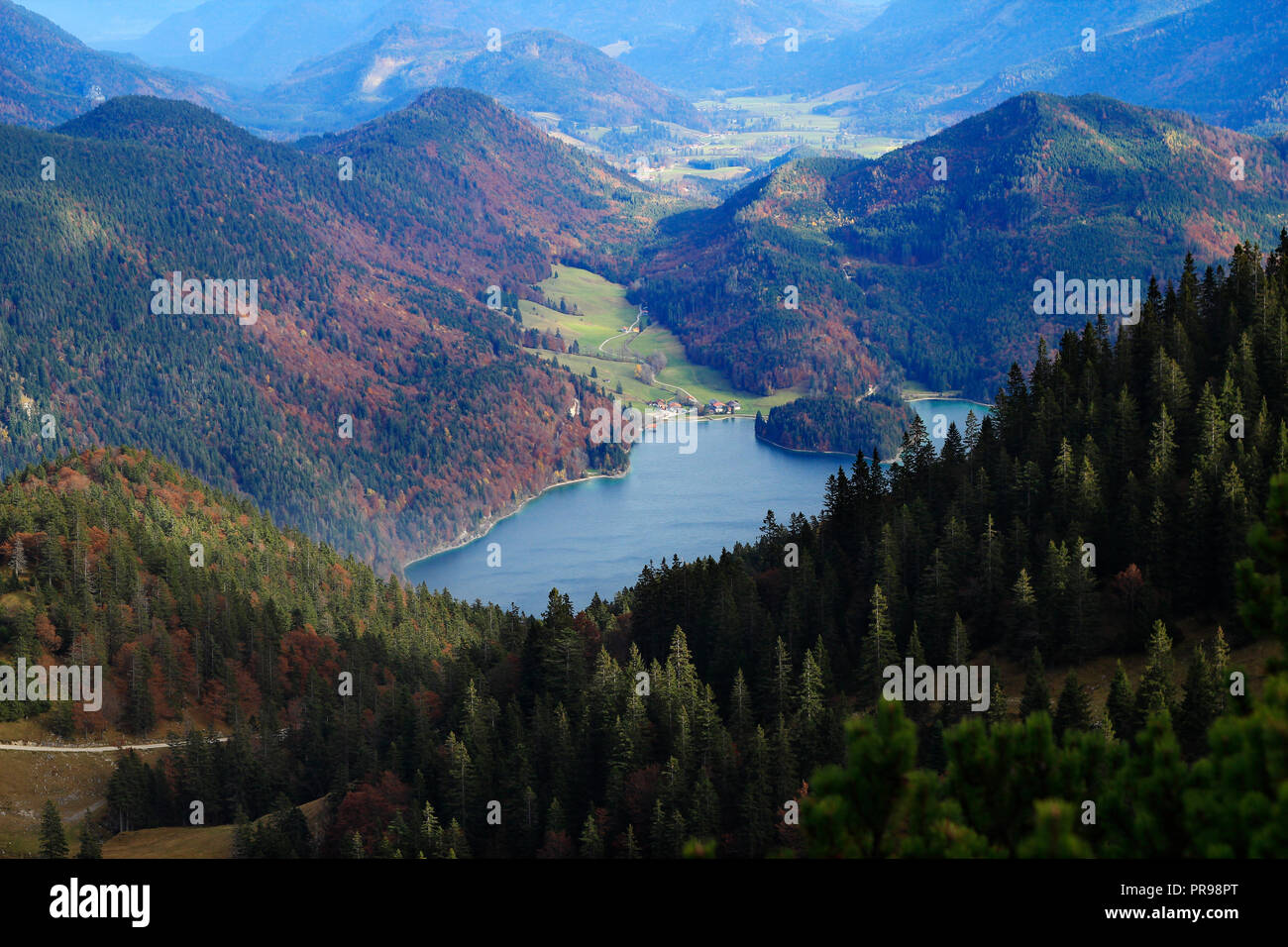 La belle bleue de Walchensee avec c'est de l'île en forme de cœur avec les Alpes allemandes dans l'arrière-plan. Banque D'Images