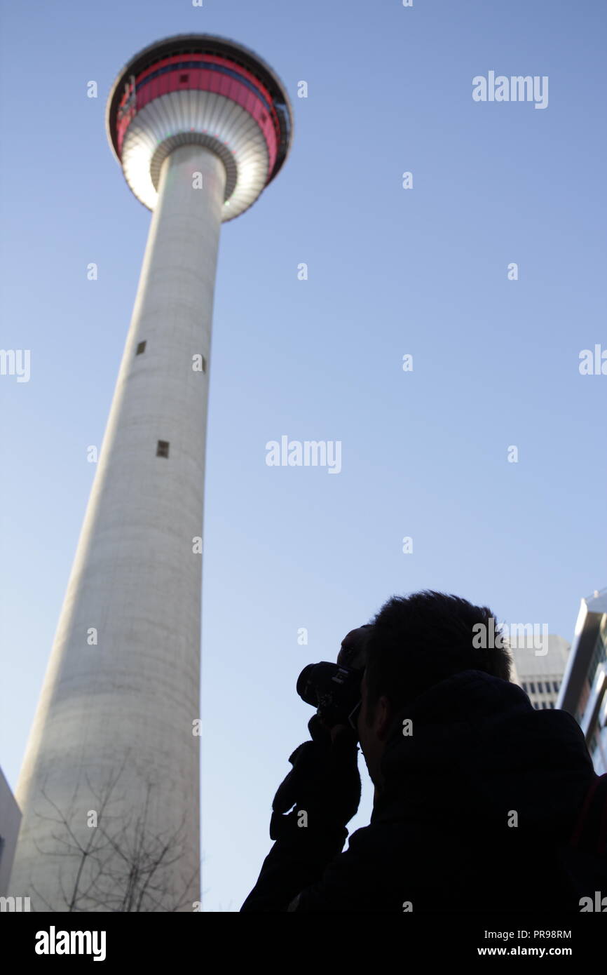 La tour de Calgary et d'autres gratte-ciel sur une froide journée d'hiver. Banque D'Images