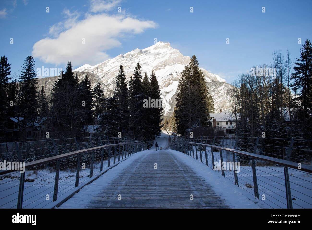 Pont sur la rivière Bow dans le parc national de Banff, Canada sur une journée d'hiver ensoleillée avec quelques nuages. Banque D'Images