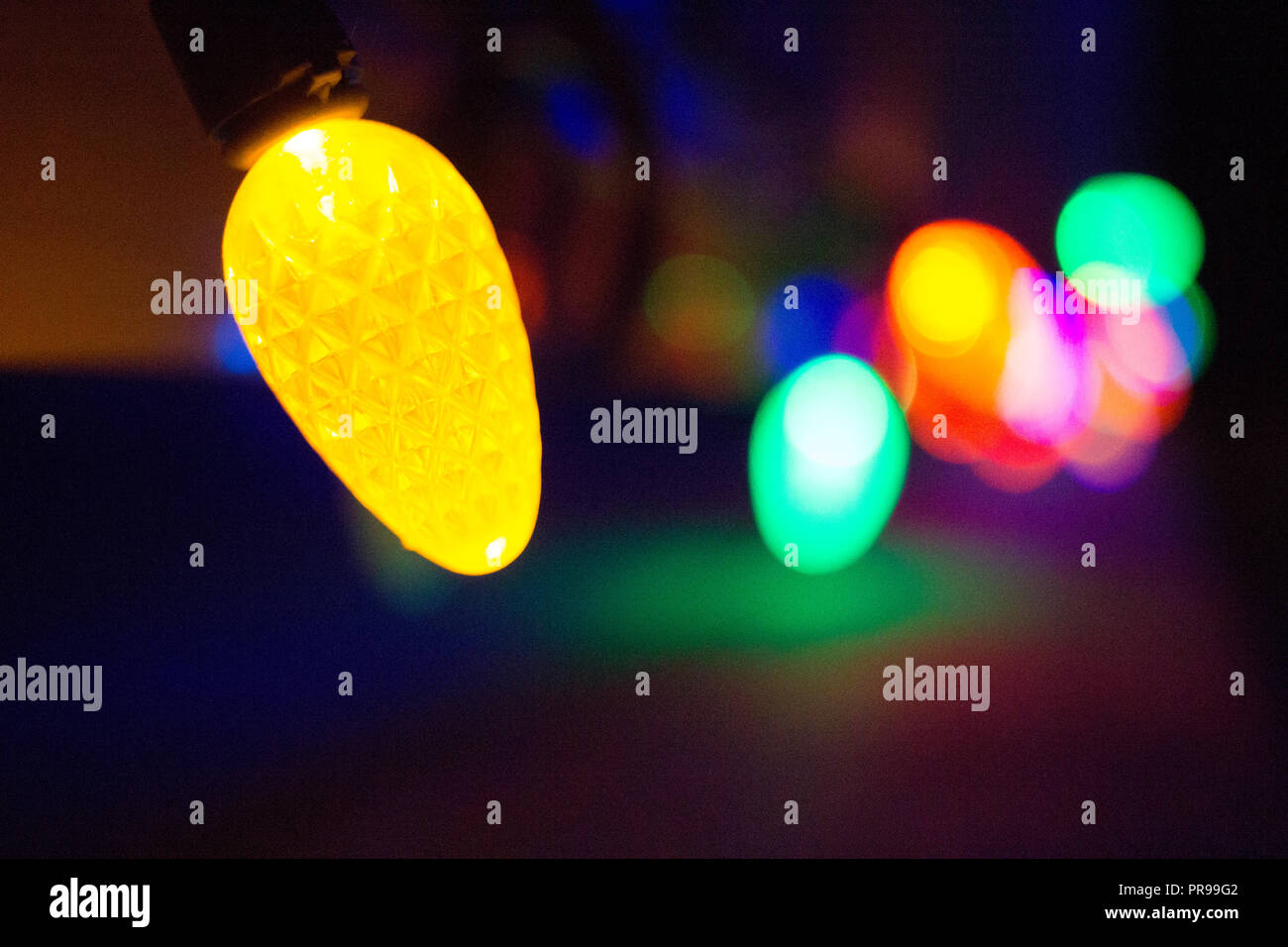 Lumières de Noël pittoresques en plein air avec un bokeh crémeux. Banque D'Images