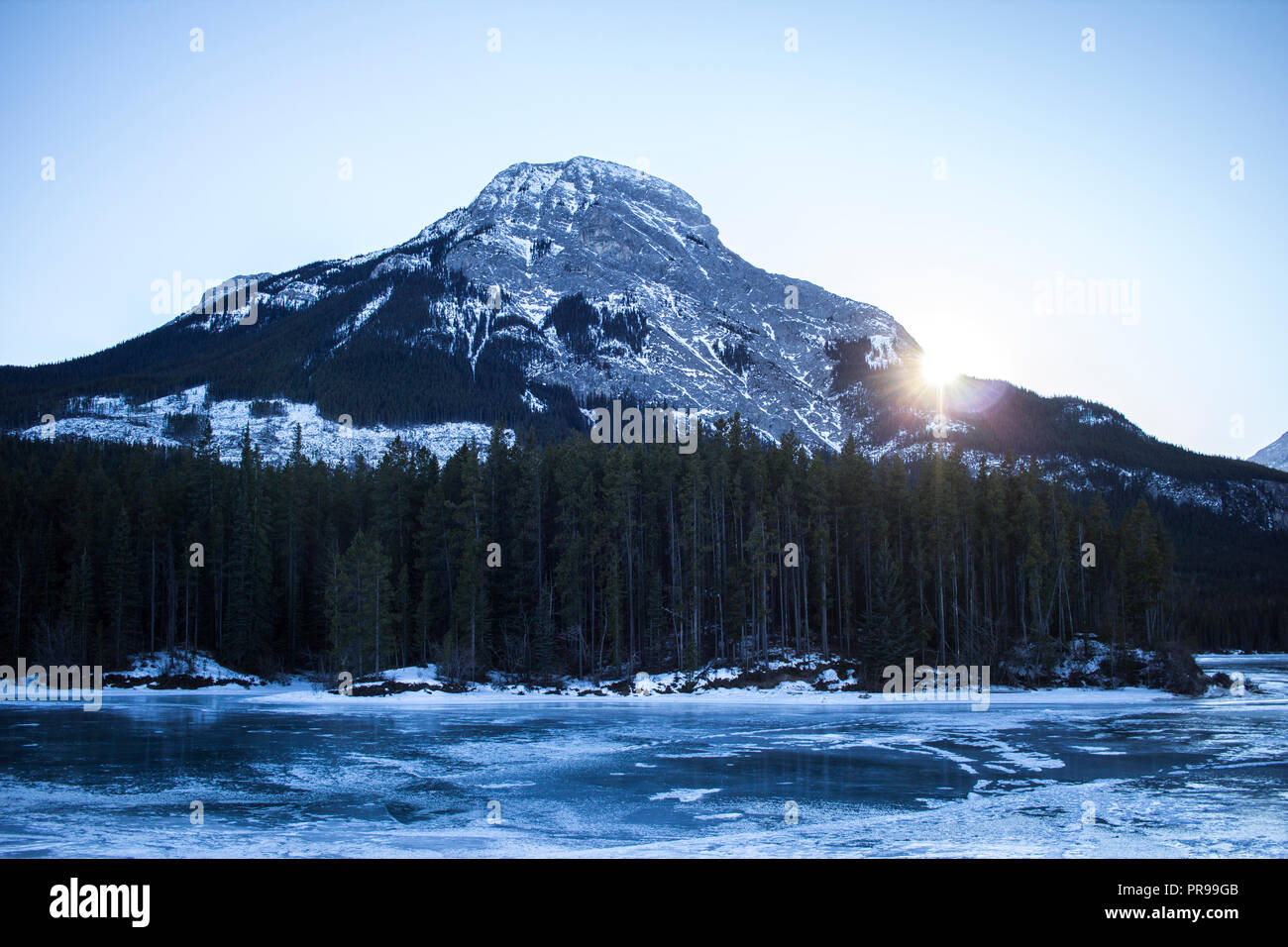 Le soleil se lève derrière une énorme montagne de Peter Logheed Parc provincial en Alberta, Canada. Banque D'Images