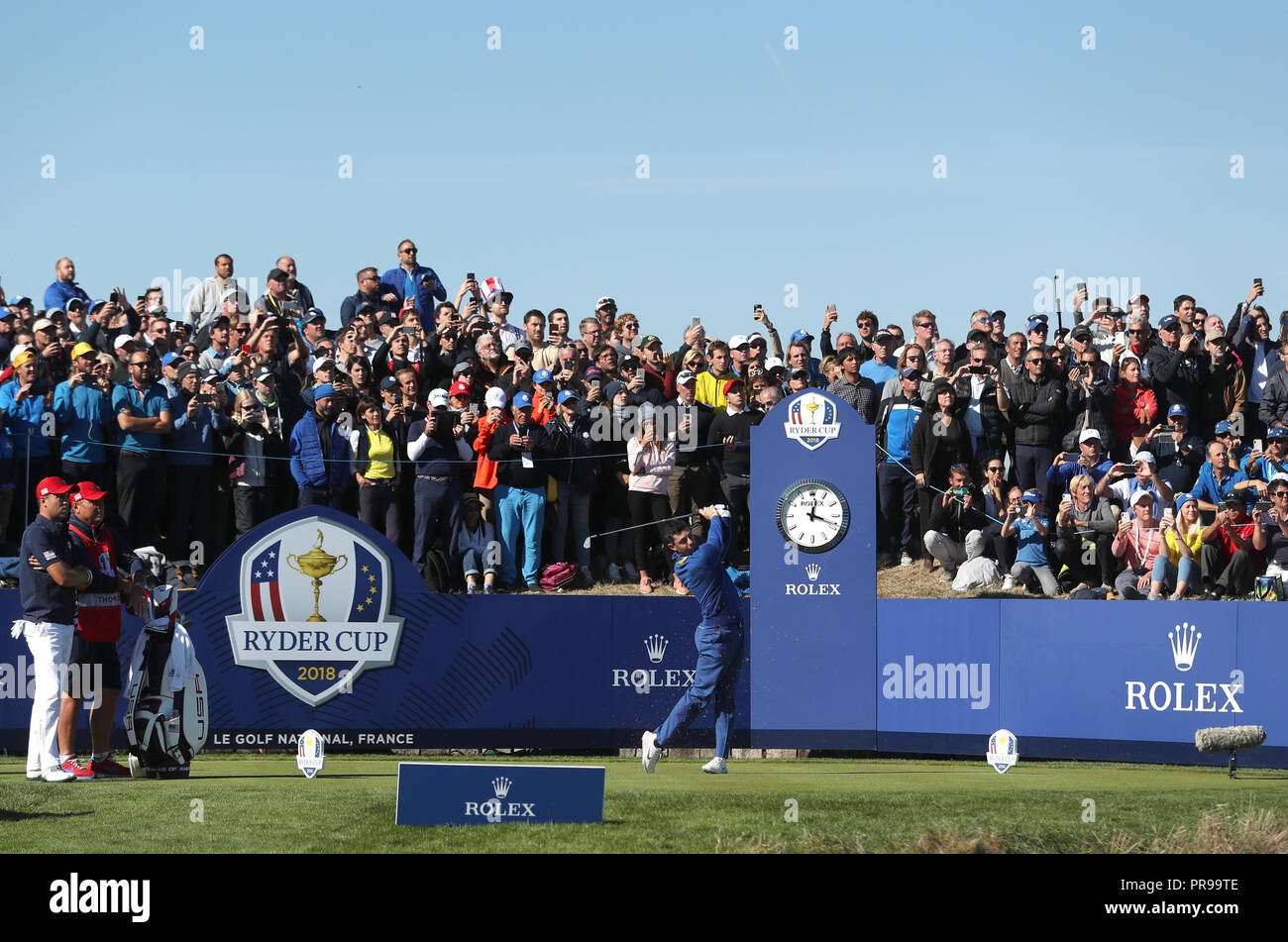 L'équipe de Rory McIlroy tees off au match de simple sur la troisième journée de la Ryder Cup au Golf National, Saint-Quentin-en-Yvelines, Paris. Banque D'Images