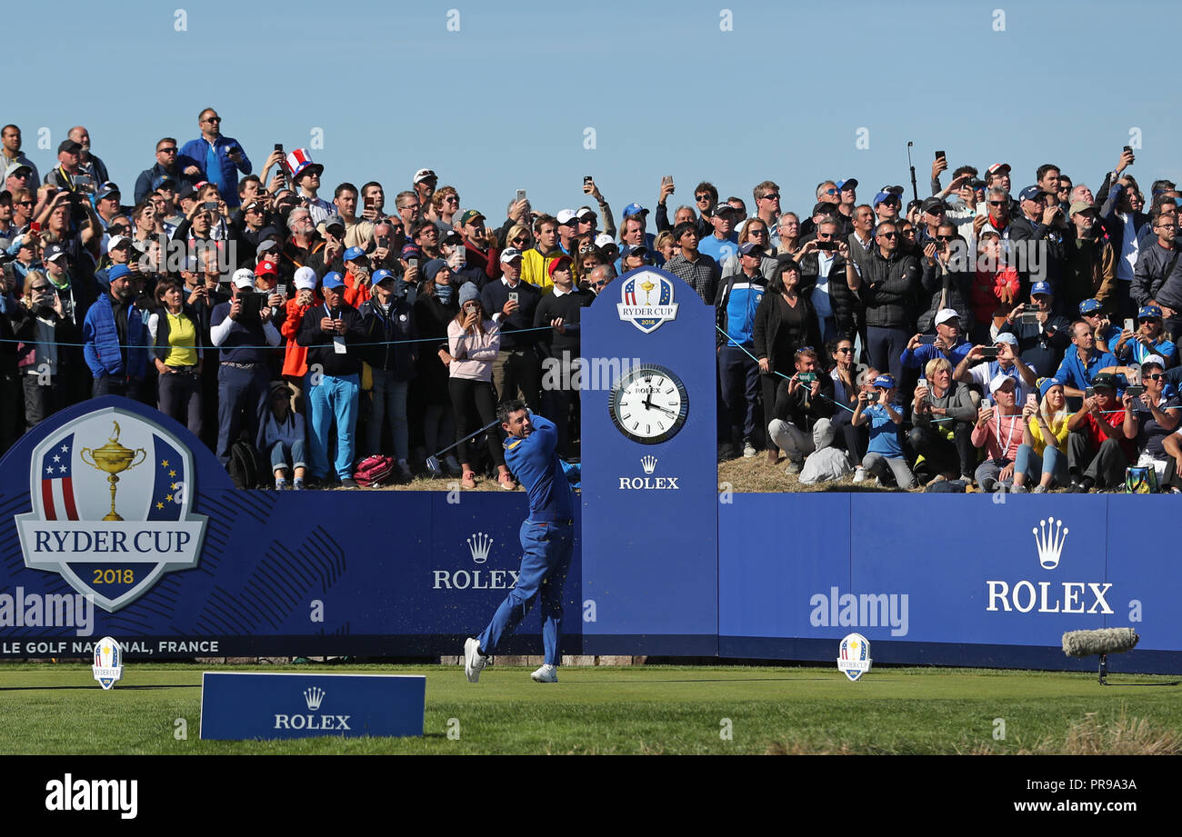 L'Europe de l'équipe au cours de Rory McIlroy sur le match de la troisième journée de la Ryder Cup au Golf National, Saint-Quentin-en-Yvelines, Paris. Banque D'Images