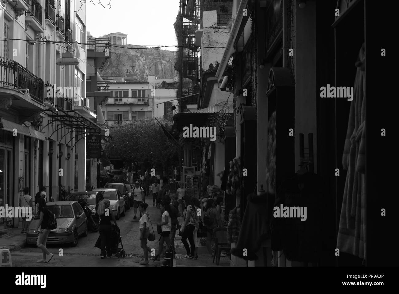 Les gens qui marchent l'une des rues les plus occupés dans le centre-ville d'Athènes, Grèce Banque D'Images