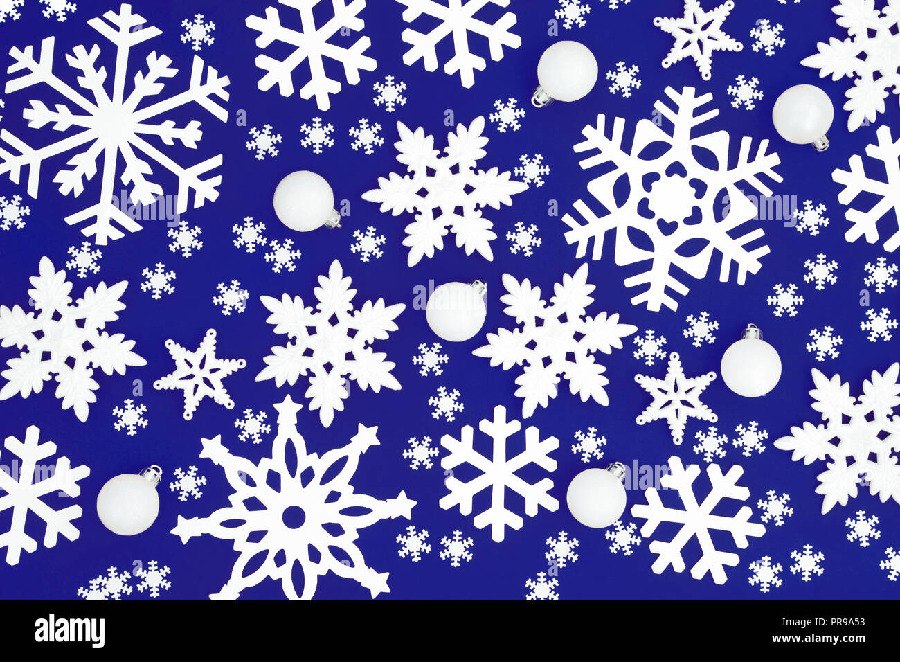 Flocon de neige de Noël et décorations formant une boule sur fond abstrait rouge. Carte de vœux de Noël traditionnel pour les fêtes. Banque D'Images