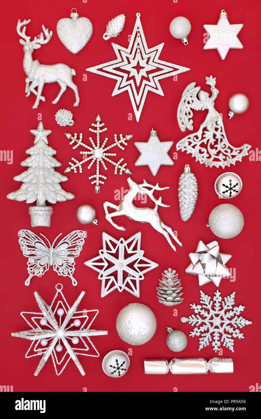 Décorations de Noël d'argent traditionnels collection sur fond rouge. Carte de vœux de Noël pour la période des fêtes. Banque D'Images